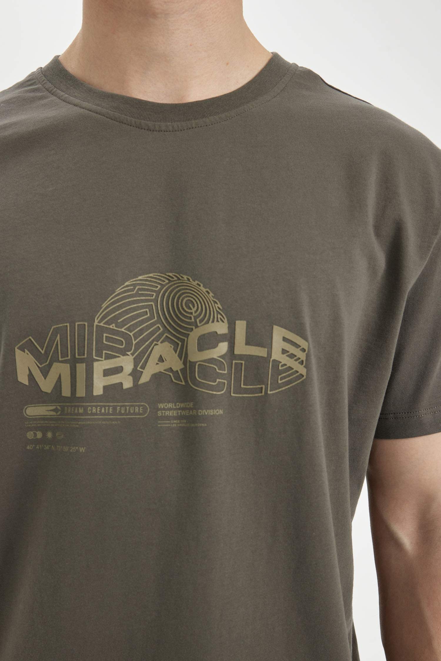 تيشيرت سليم فيت مطبوع برقبة مستديرة