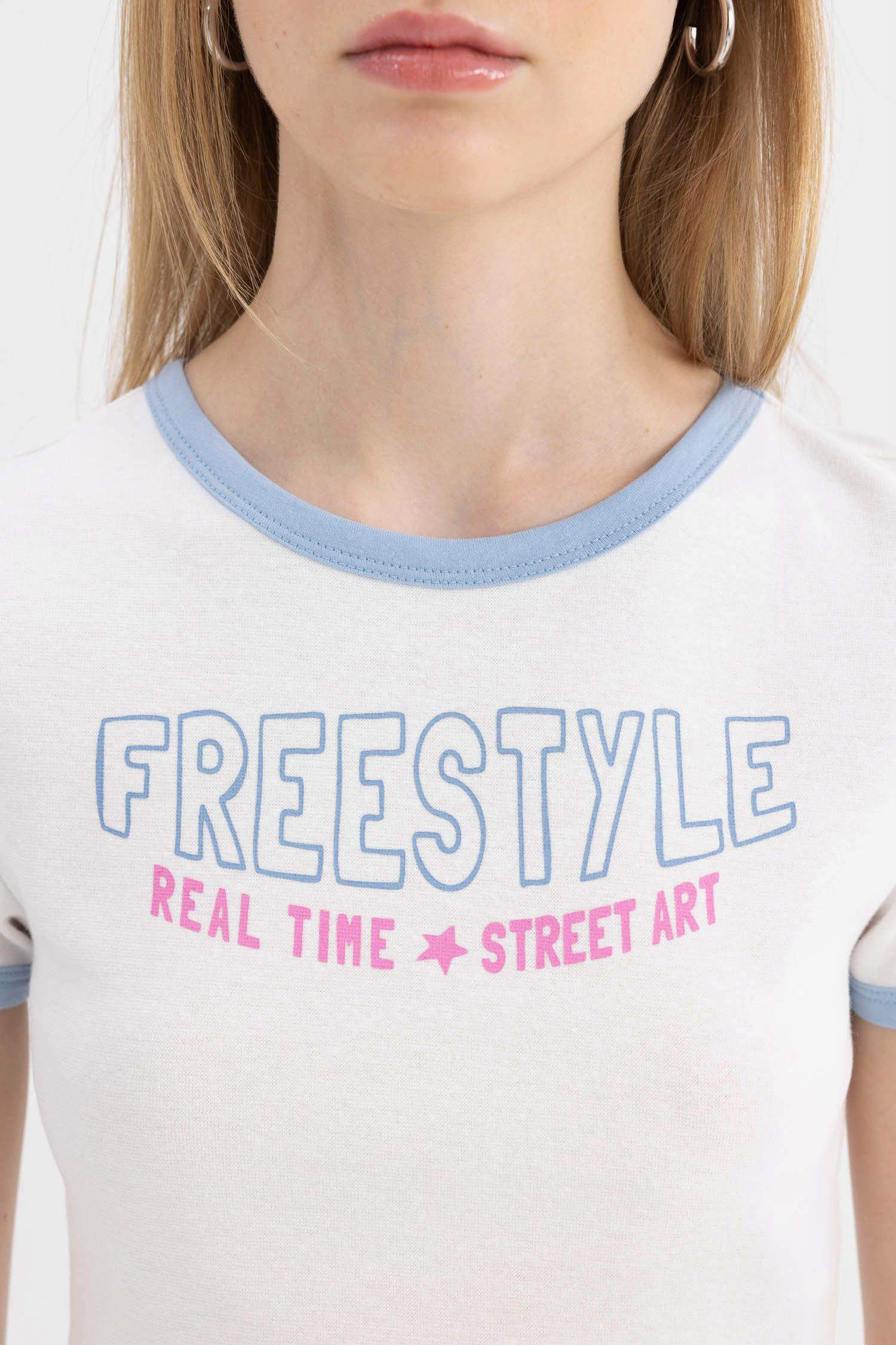 تيشيرت نص كم مضلع سليم فيت برقبة مستديرة