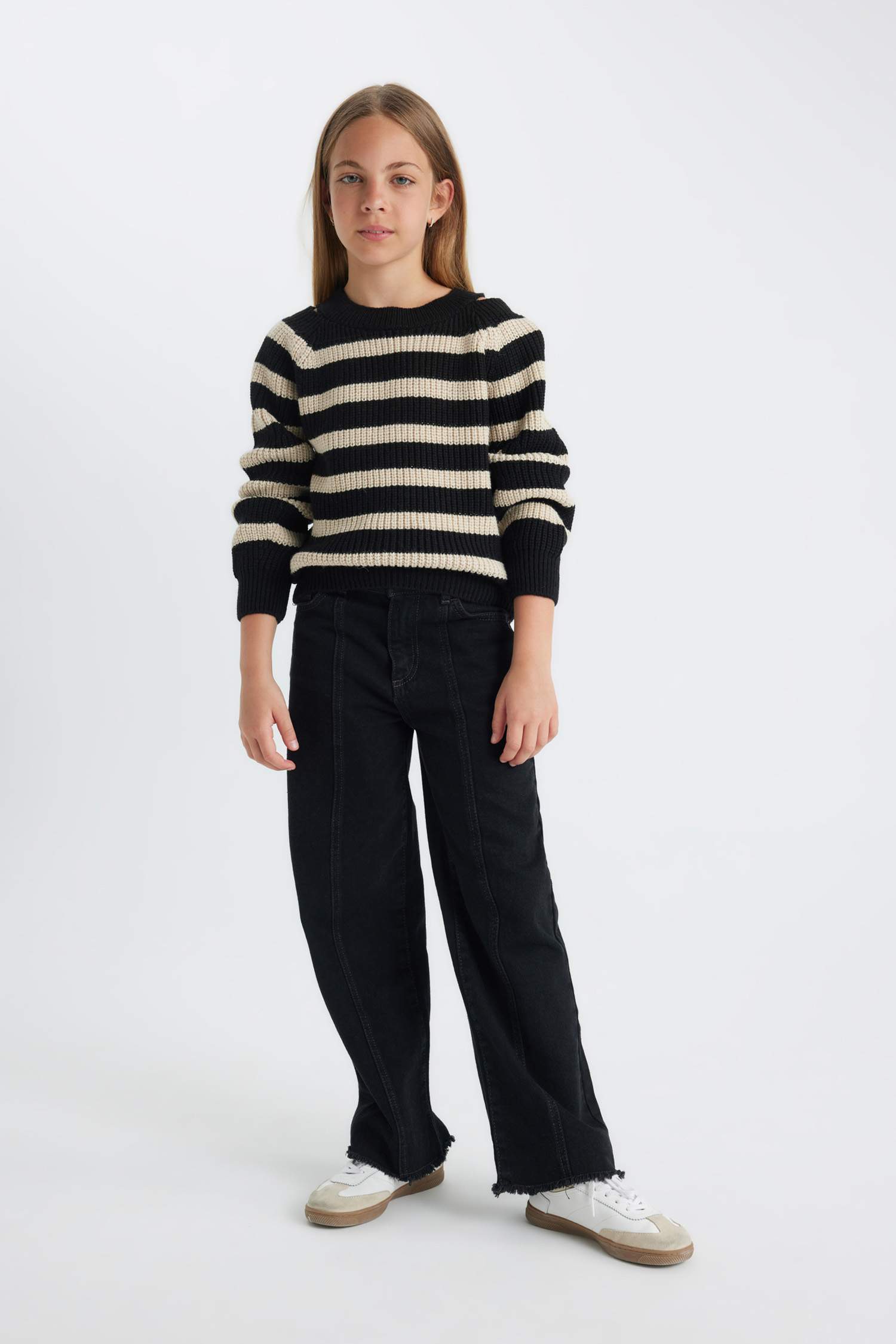 بلوفر بناتي قصة عادية برقبة مستديرة