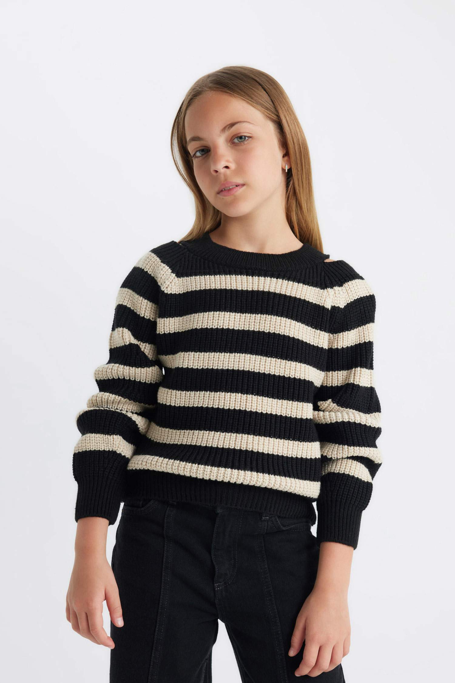 بلوفر بناتي قصة عادية برقبة مستديرة