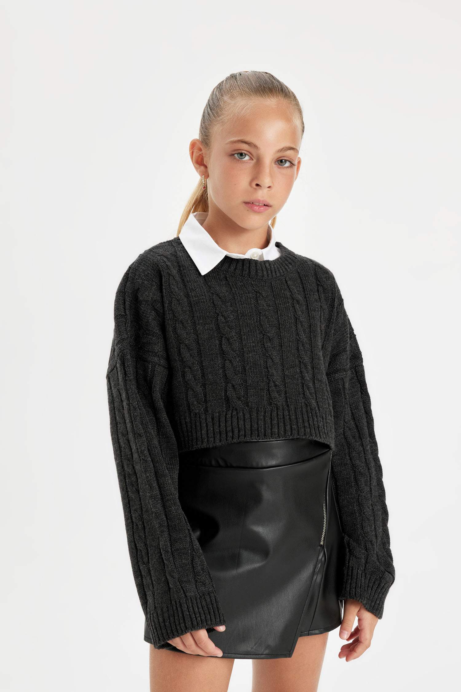 Свитер кроп с круглым вырезом для девочек