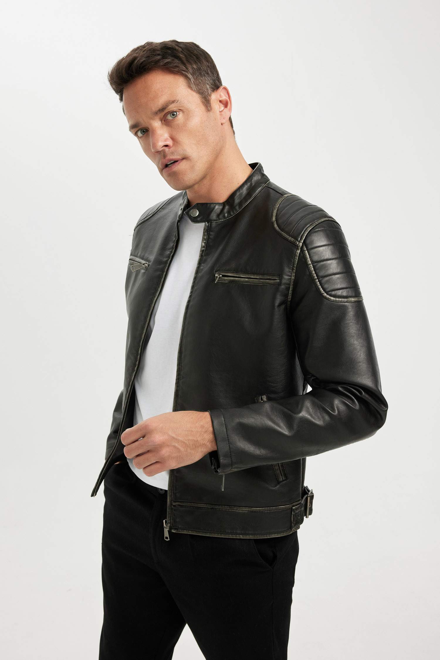 Siyah Slim Fit Dar Kesim Dik Yaka Fermuarlı Dört Cepli Astarlı Mevsimlik Hafif İnce Suni Deri Mont Ceket