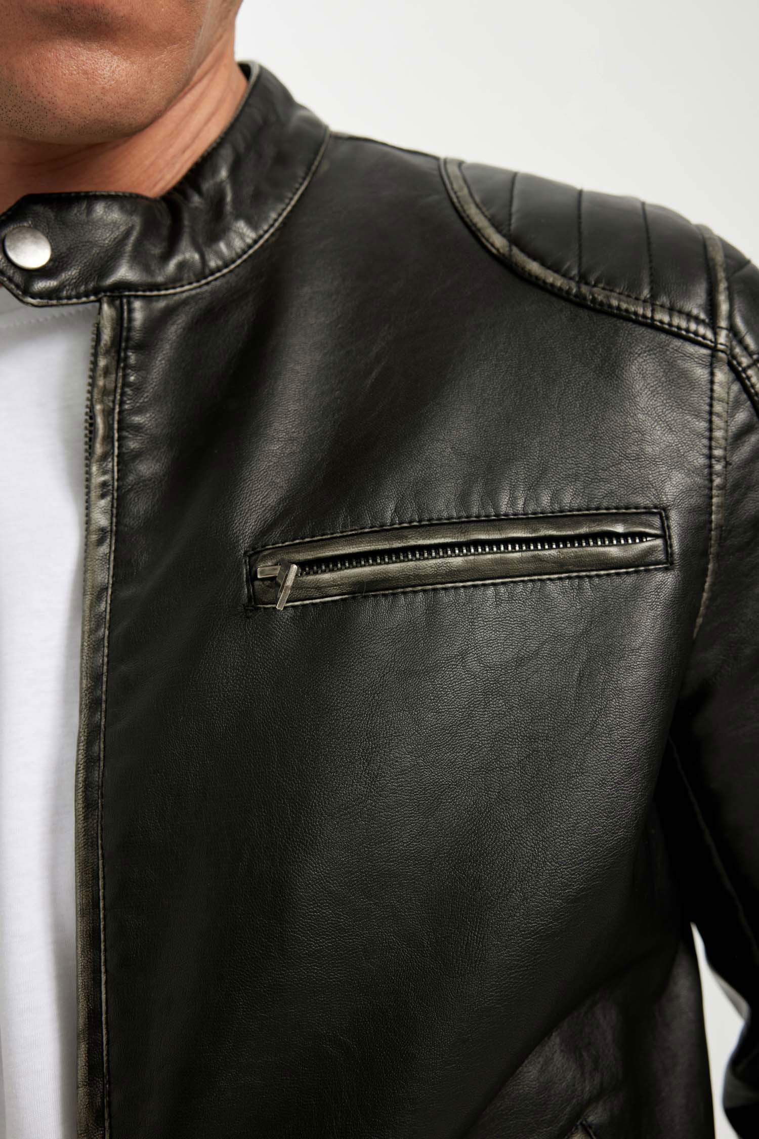 Siyah Slim Fit Dar Kesim Dik Yaka Fermuarlı Dört Cepli Astarlı Mevsimlik Hafif İnce Suni Deri Mont Ceket