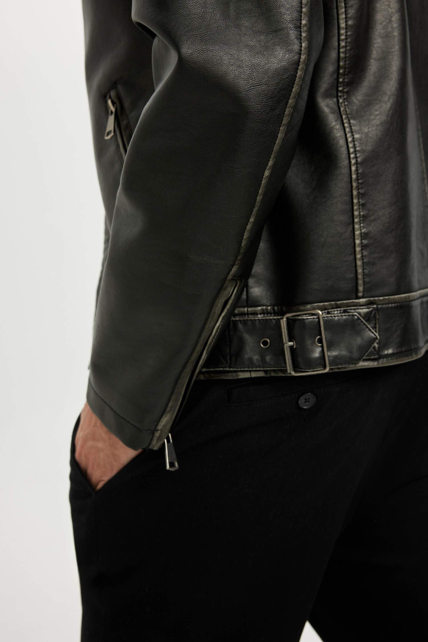 Siyah Slim Fit Dar Kesim Dik Yaka Fermuarlı Dört Cepli Astarlı Mevsimlik Hafif İnce Suni Deri Mont Ceket