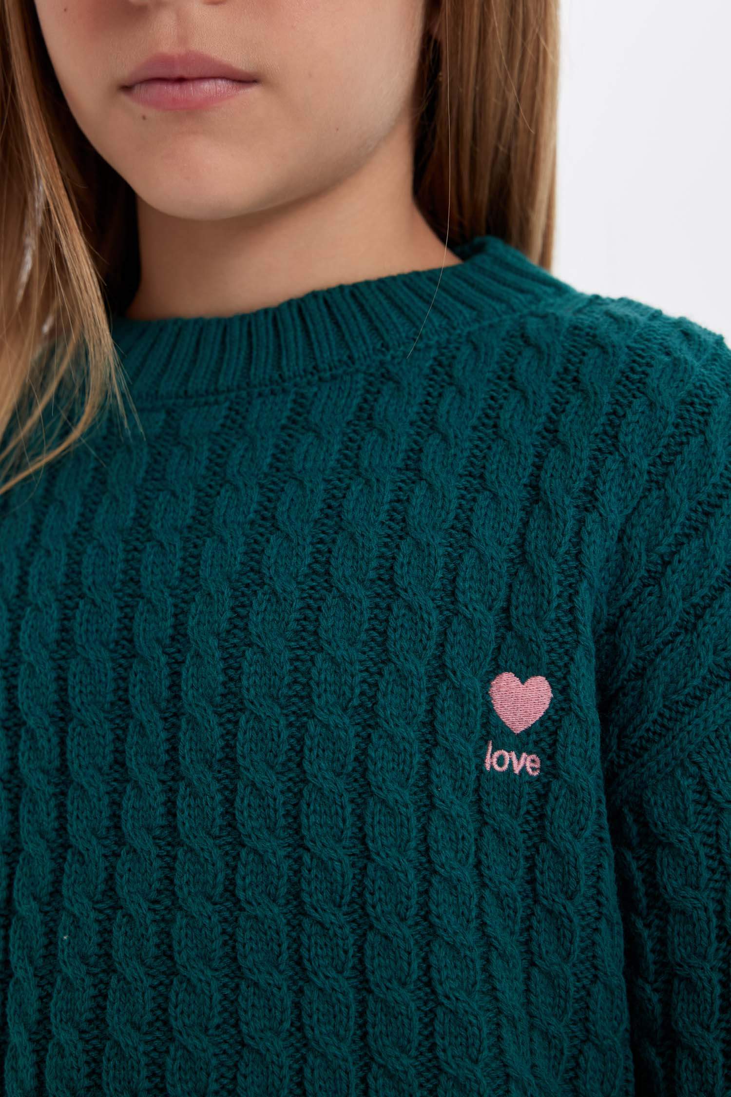 Свитер стандартного кроя с круглым вырезом для девочек