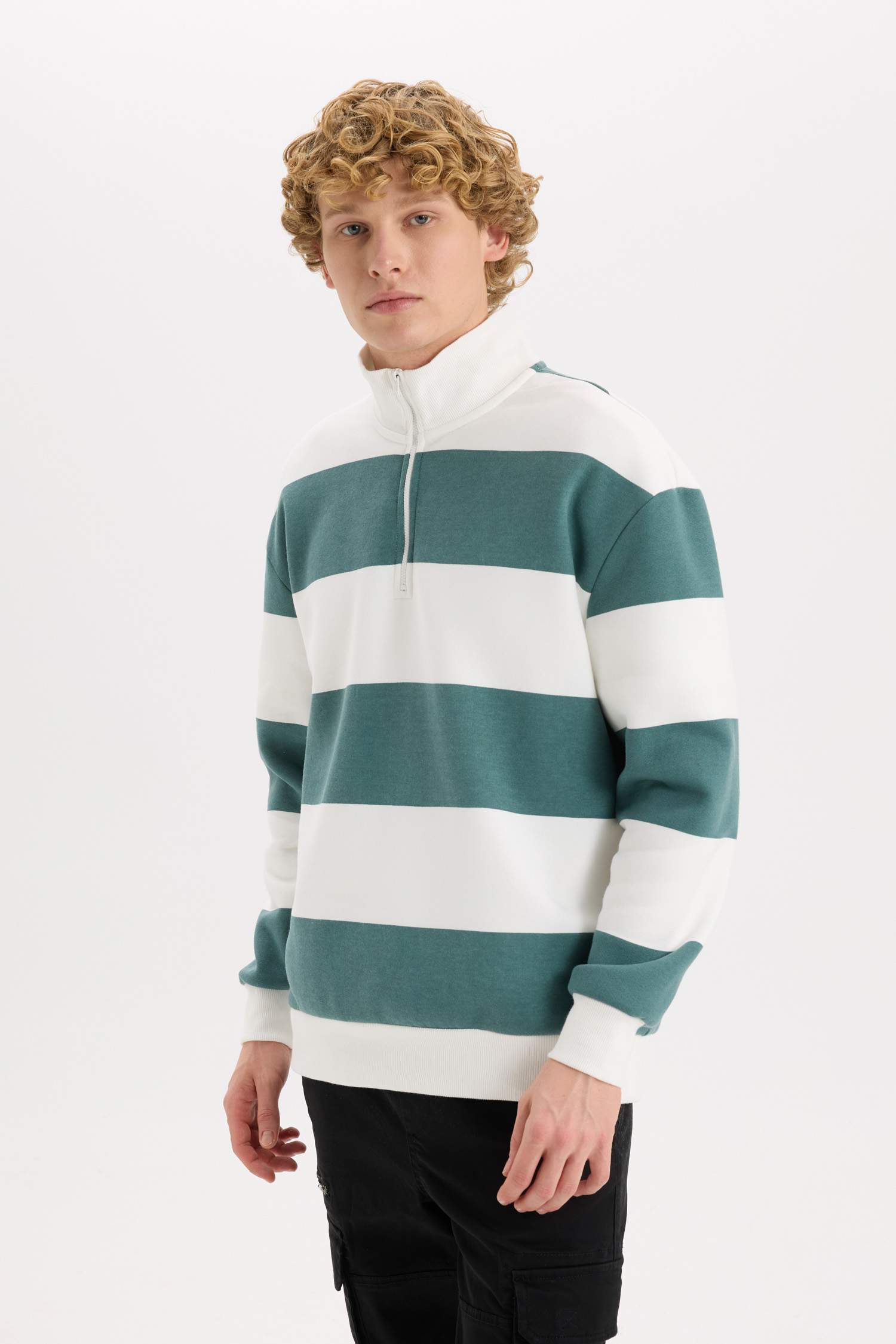 سويت شيرت مخطط أوفر سايز برقبة بسحاب