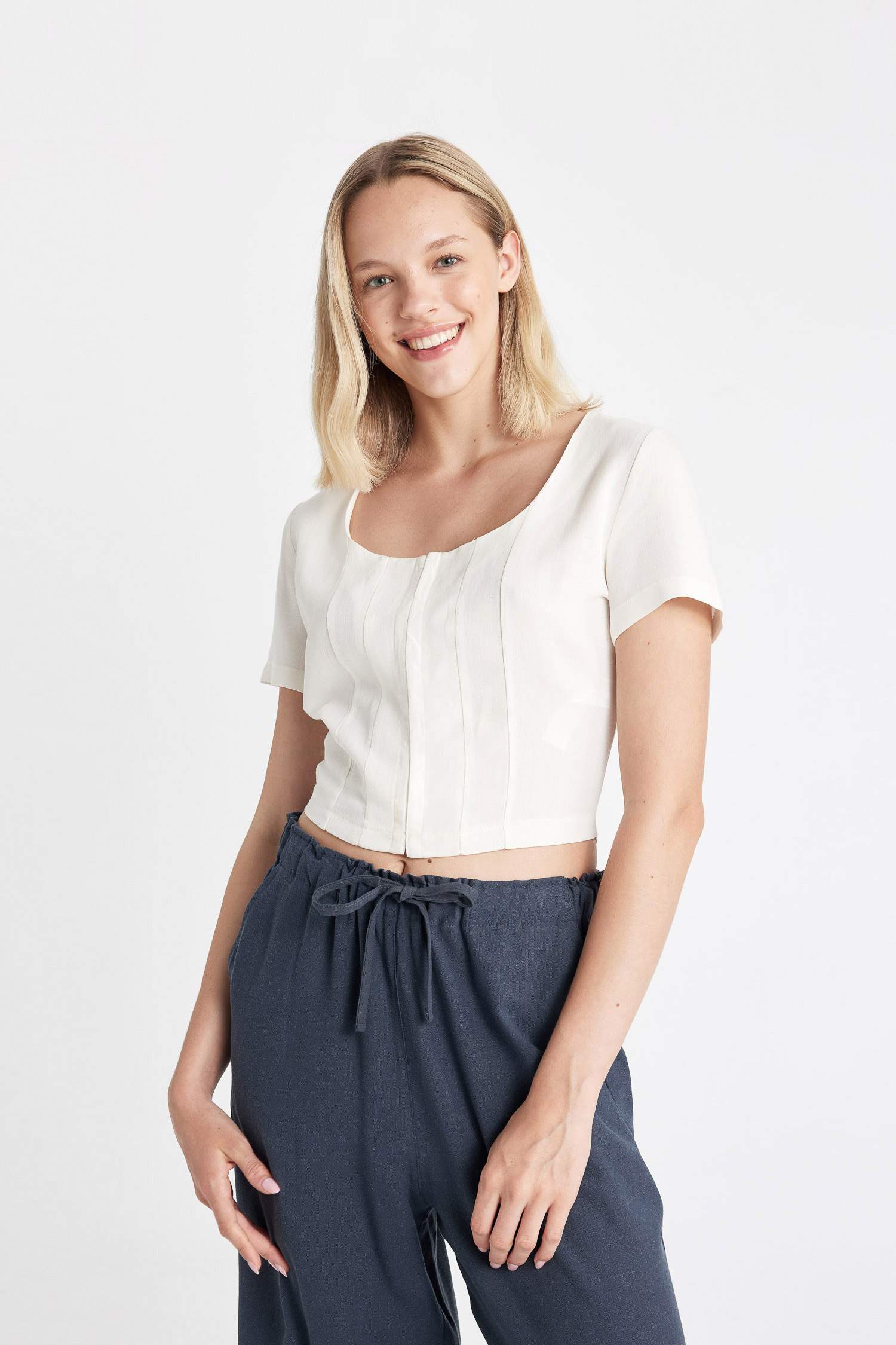 Fitted Kare Yaka Keten Karışımlı Kısa Kollu Bluz