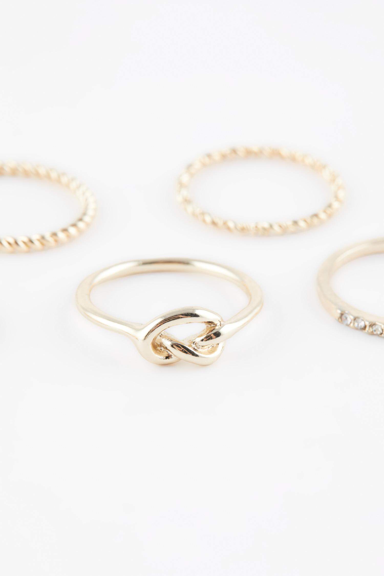 Woman 5 Piece Gold Rings