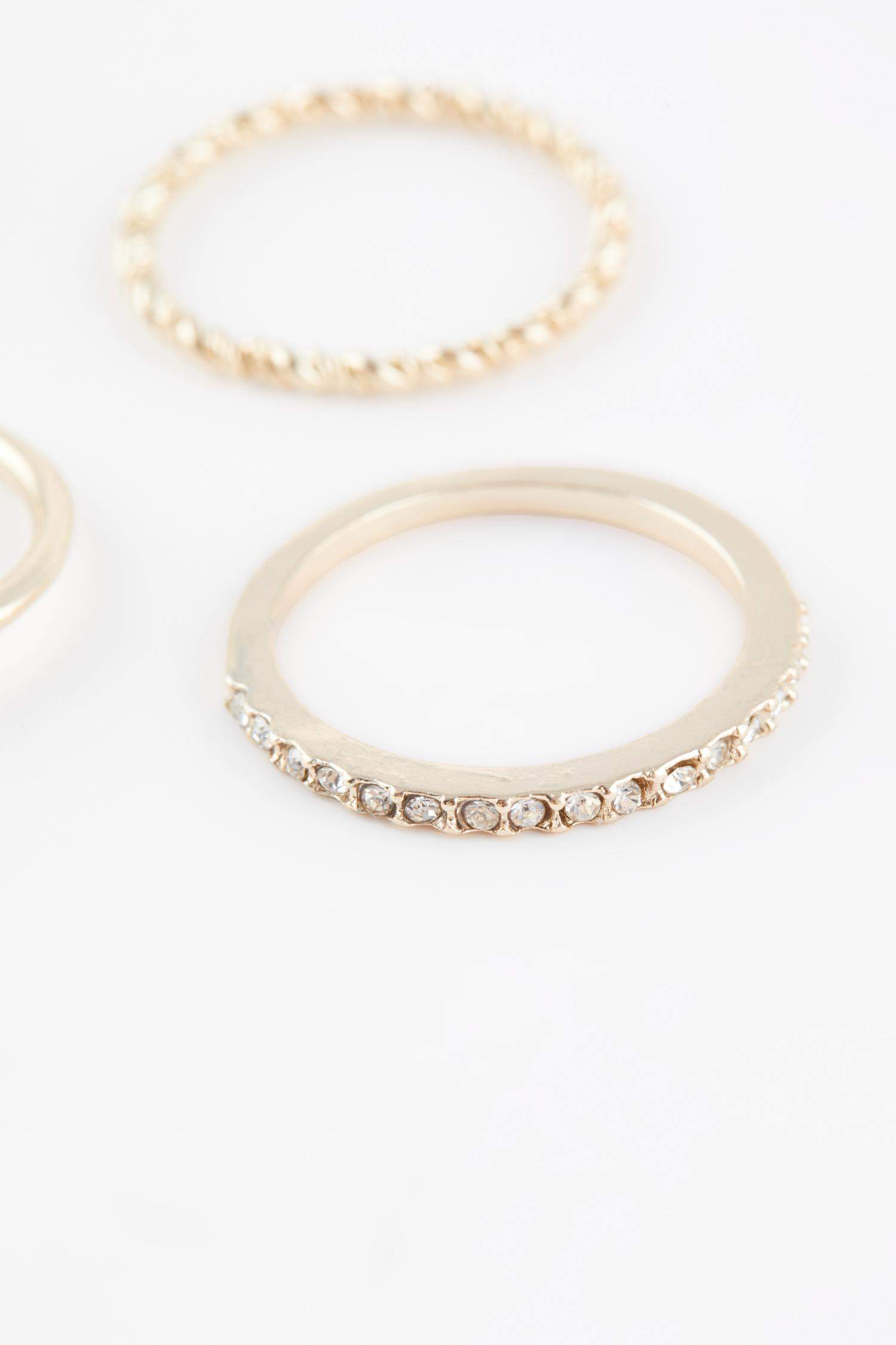 Woman 5 Piece Gold Rings