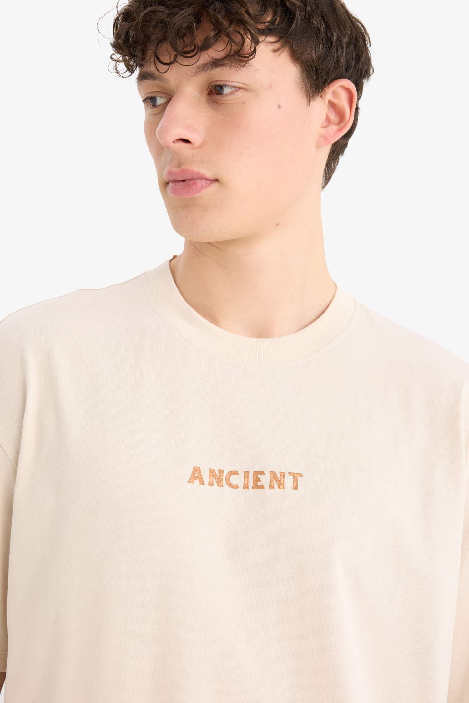 تيشيرت اوفر سايز بطبعة من الخلف برقبة مستديرة