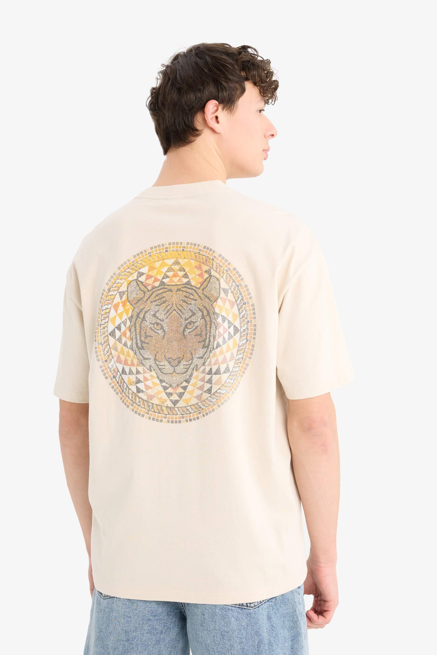 تيشيرت اوفر سايز بطبعة من الخلف برقبة مستديرة