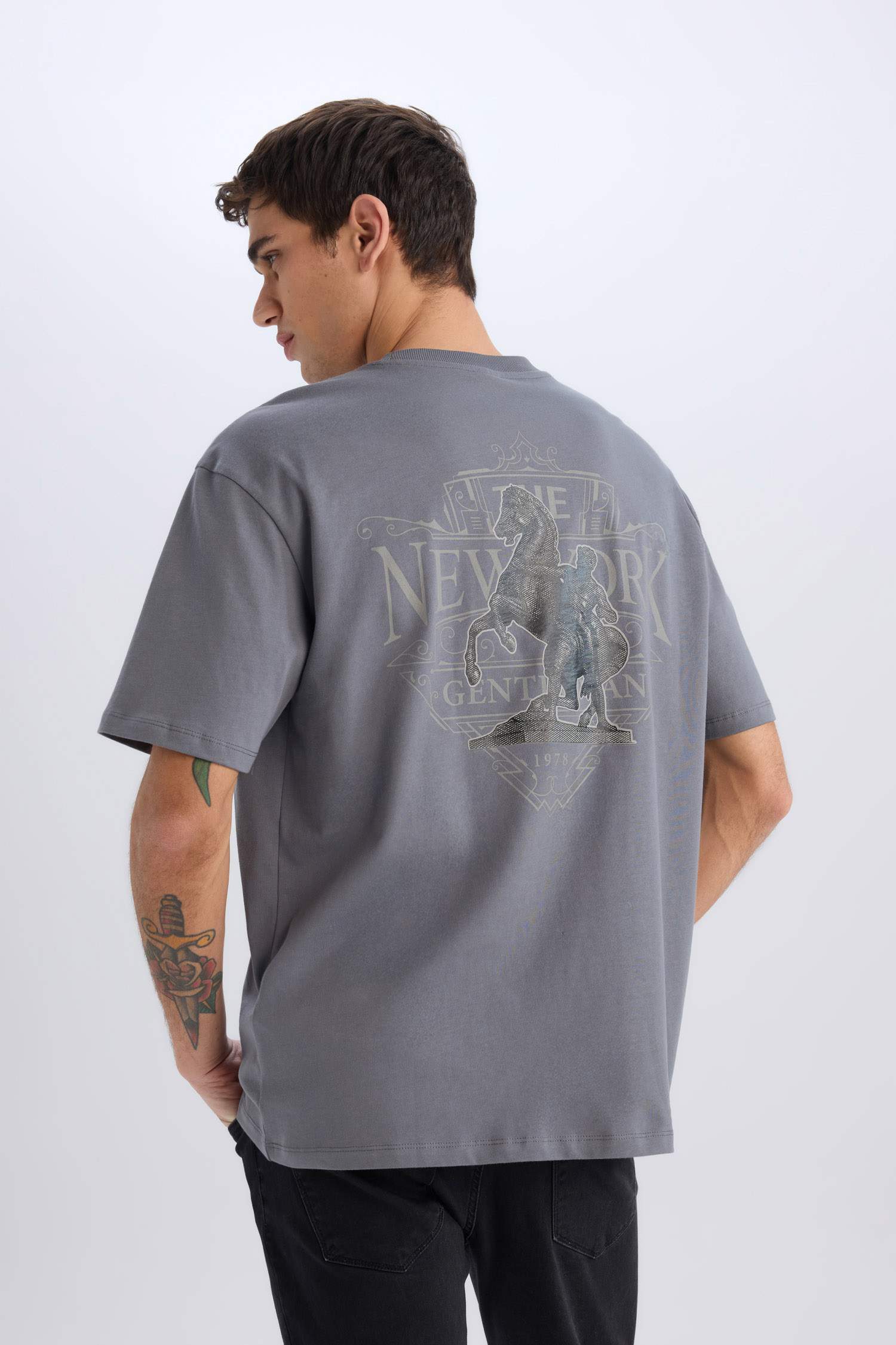 %100 Pamuk Oversize Geniş Kalıp Bisiklet Yaka Sırt Baskılı Kısa Kollu Tişört