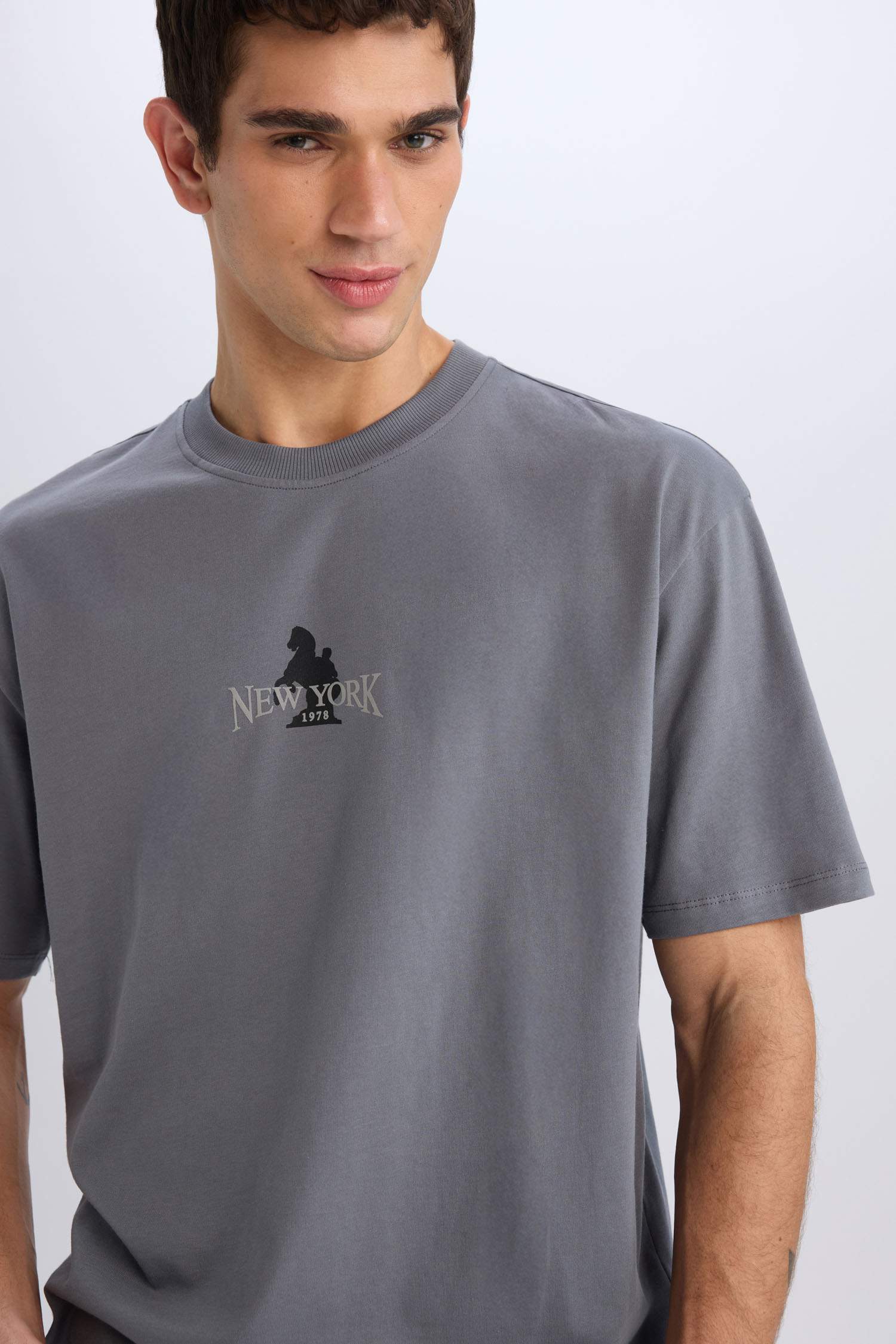 %100 Pamuk Oversize Geniş Kalıp Bisiklet Yaka Sırt Baskılı Kısa Kollu Tişört