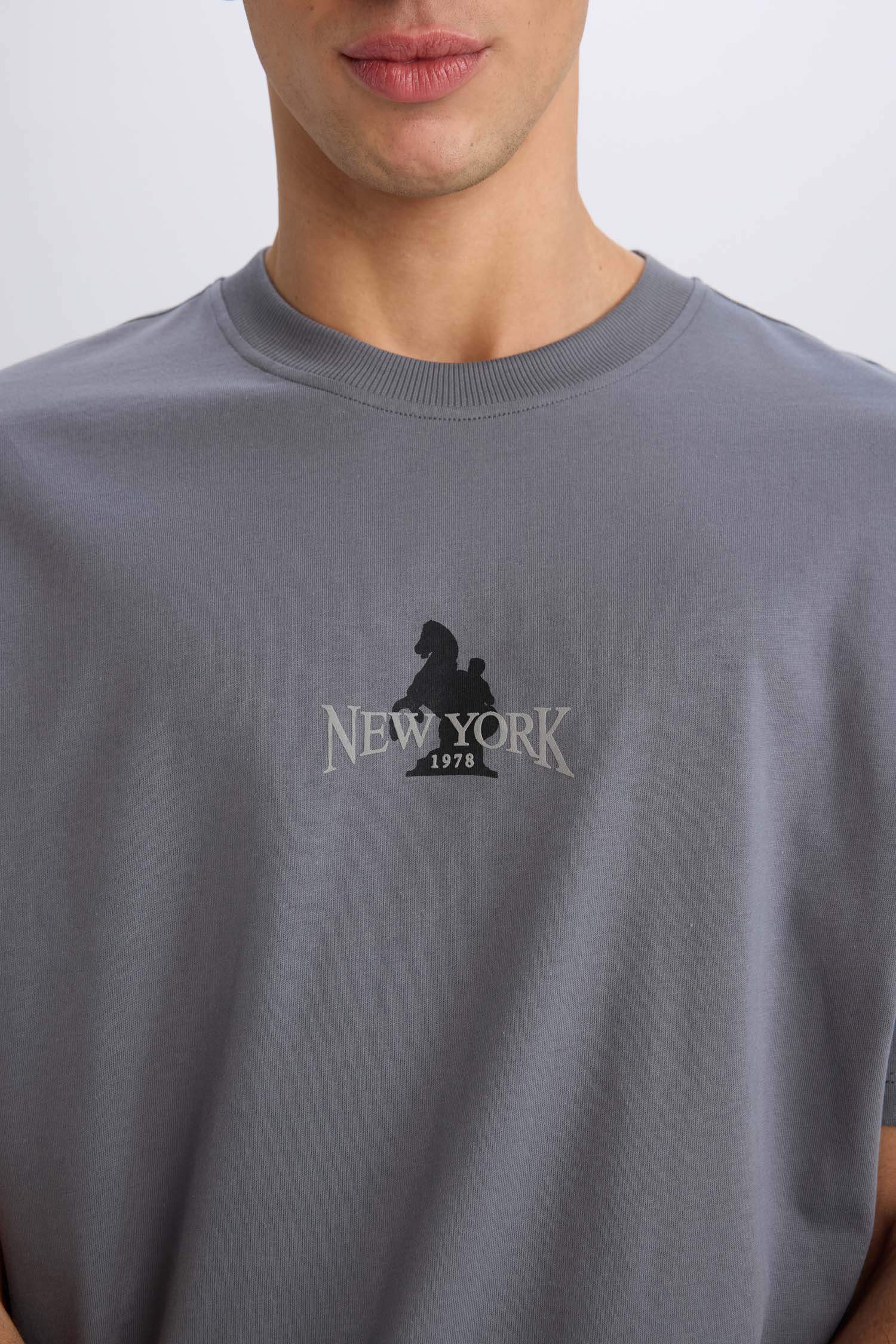 %100 Pamuk Oversize Geniş Kalıp Bisiklet Yaka Sırt Baskılı Kısa Kollu Tişört