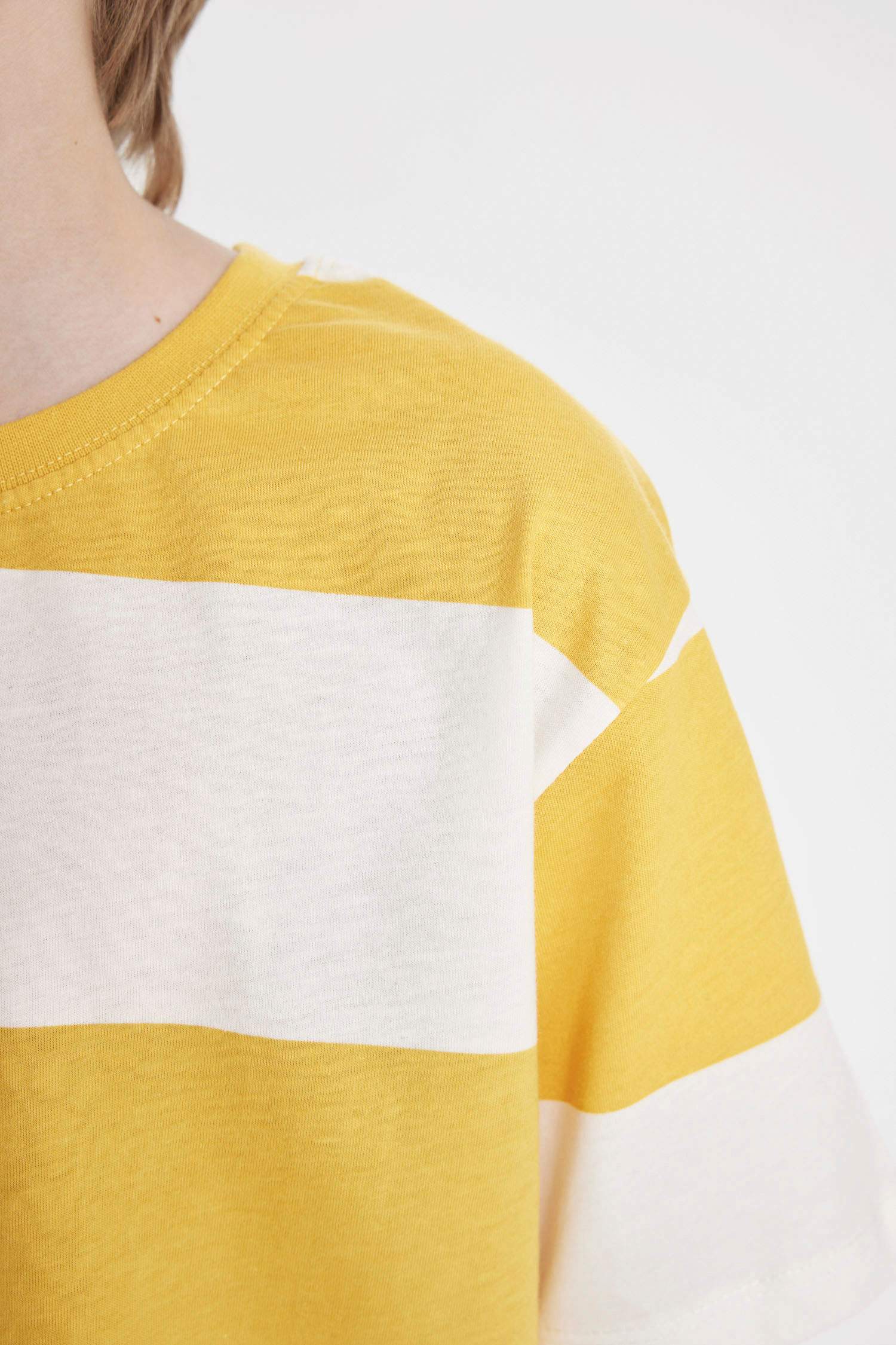 Erkek Çocuk Bisiklet Yaka Çizgili Kısa Kollu Tişört