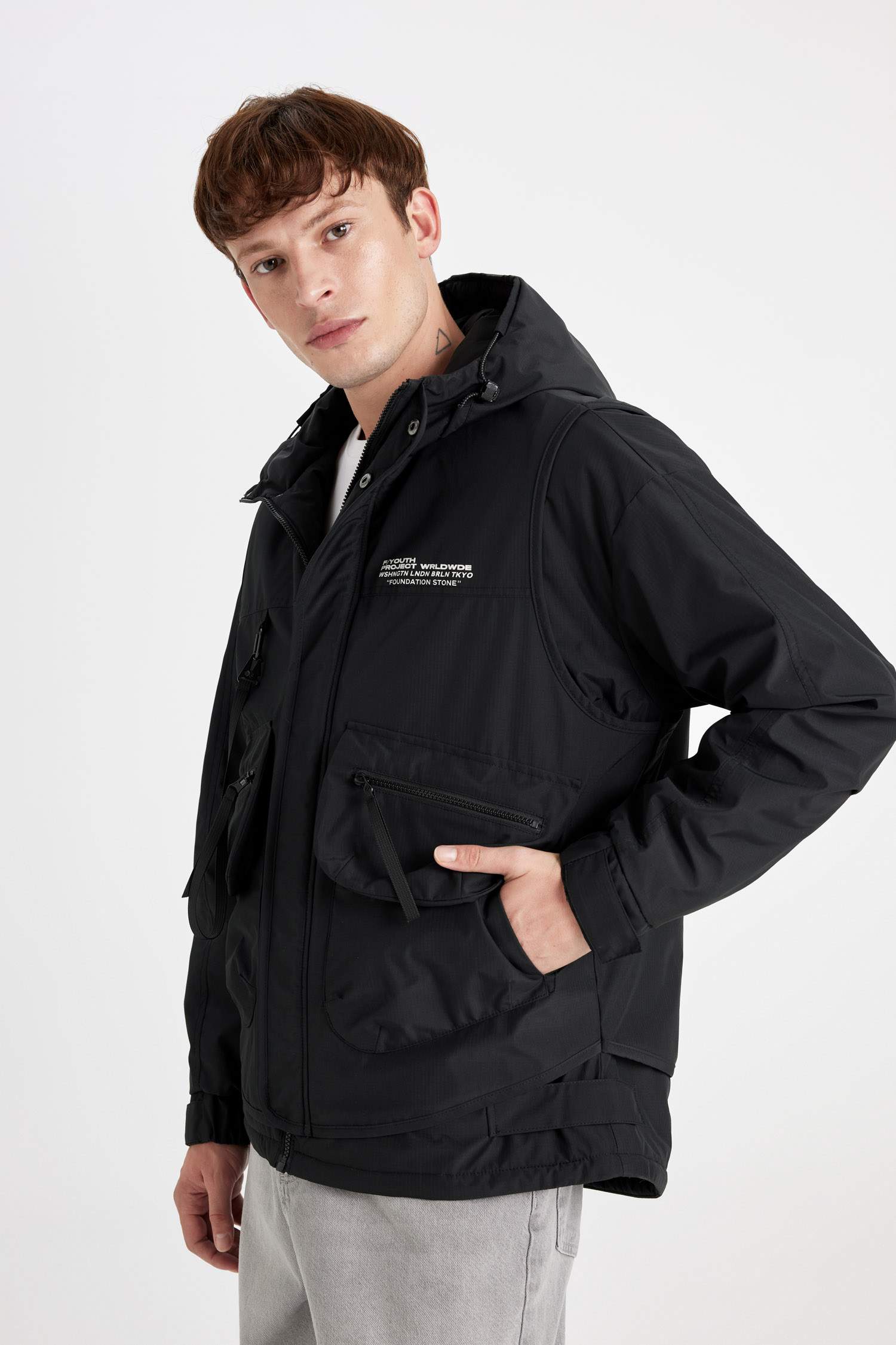 Regular Fit Baskı Detaylı Kapüşonlu Fermuarlı Cepli Mont