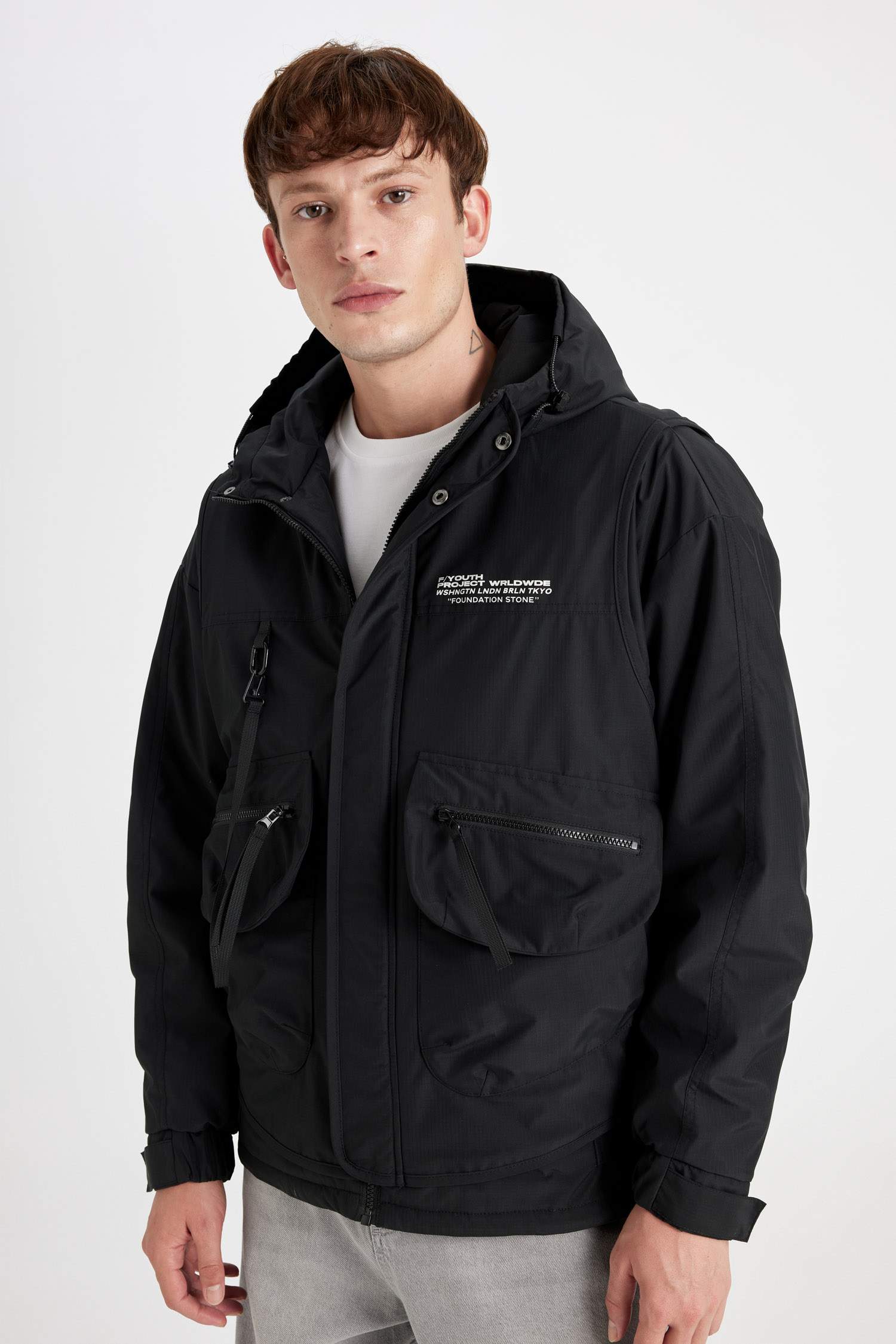 Regular Fit Baskı Detaylı Kapüşonlu Fermuarlı Cepli Mont