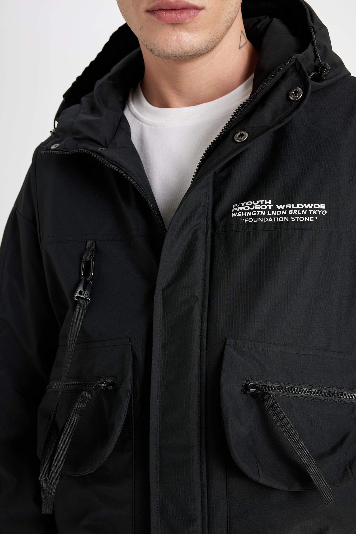 Regular Fit Baskı Detaylı Kapüşonlu Fermuarlı Cepli Mont