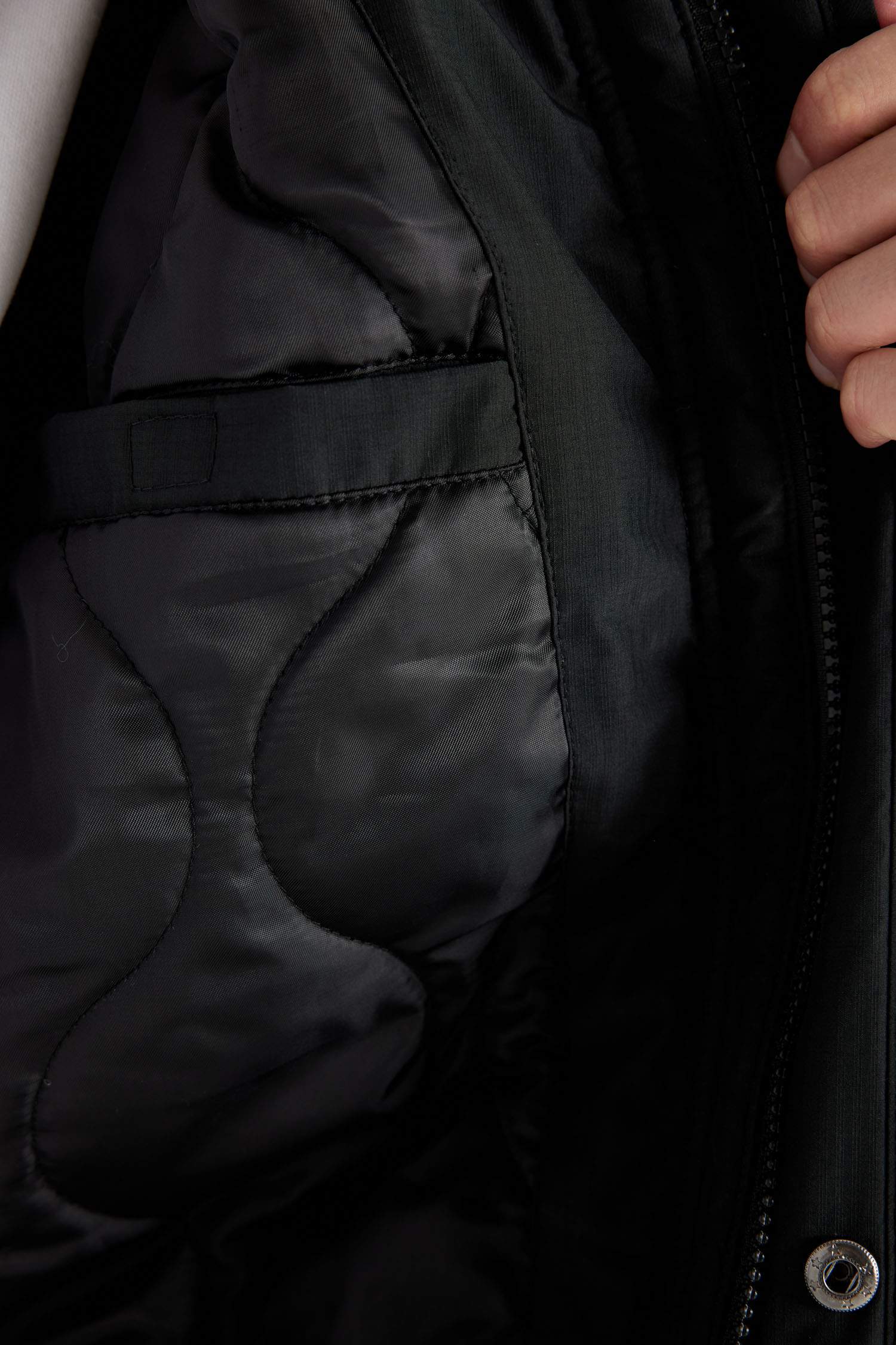 Regular Fit Baskı Detaylı Kapüşonlu Fermuarlı Cepli Mont