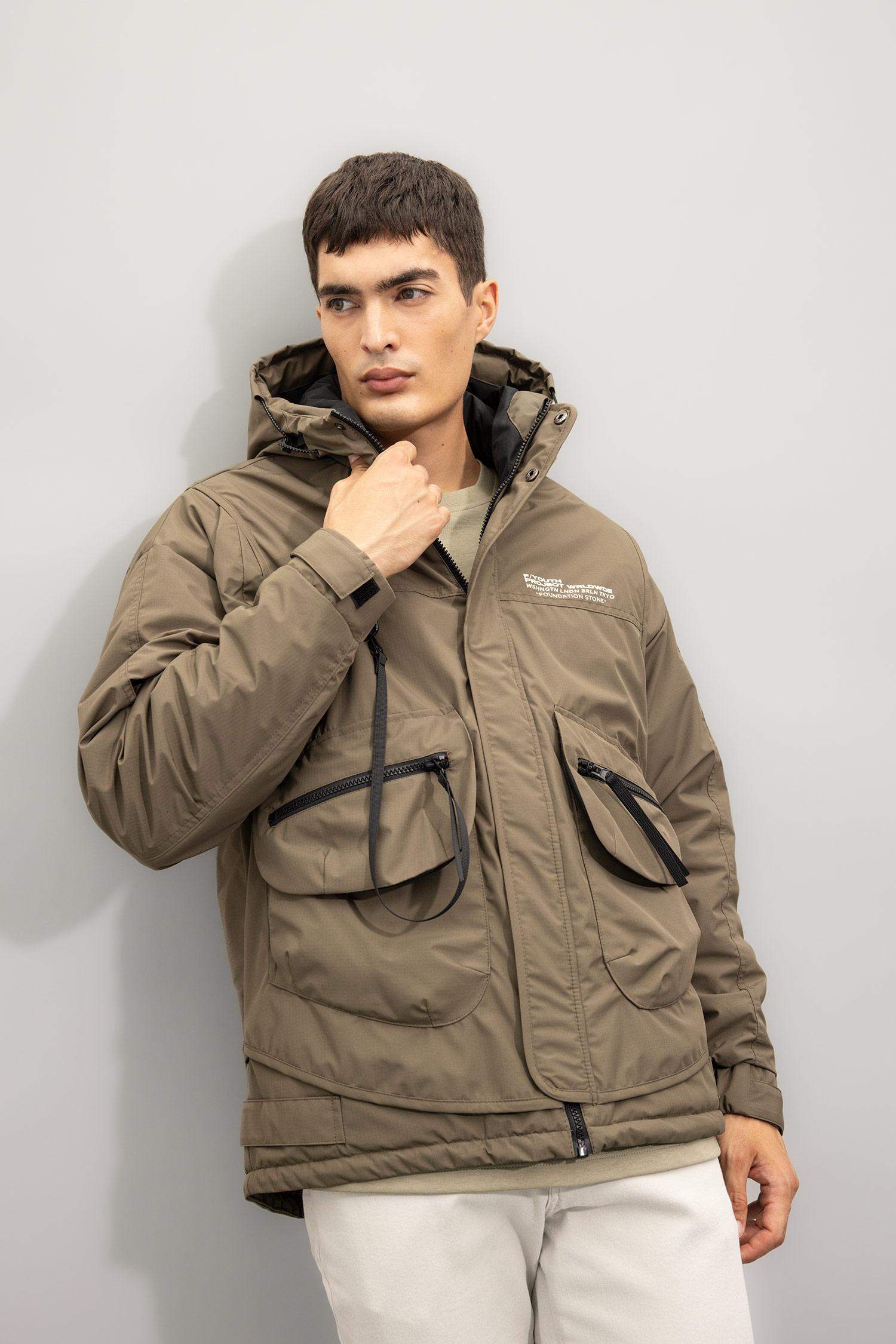 Regular Fit Baskı Detaylı Kapüşonlu Fermuarlı Cepli Mont