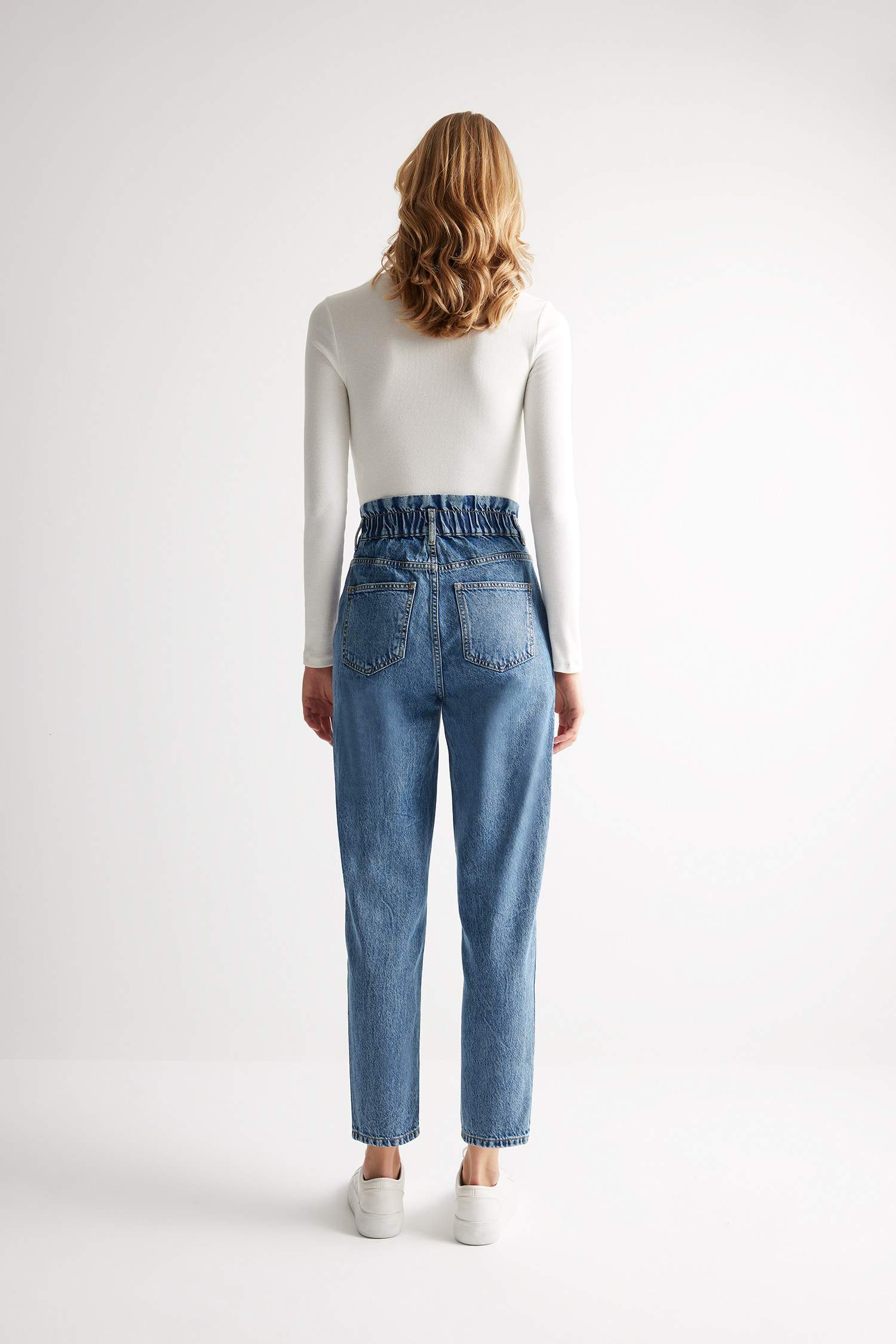 سروال جينز بيبرباج بخصر عالي وتأثير باهت