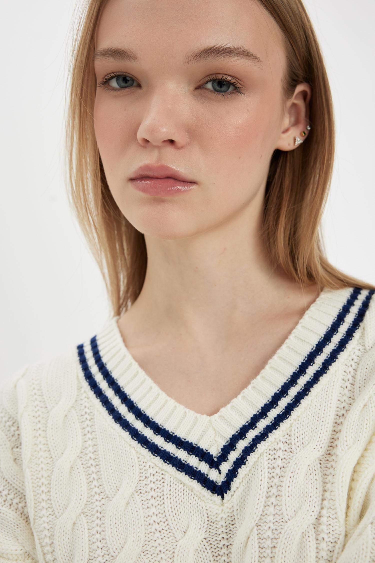 Coool Regular Fit V Yaka Saç Örgülü Çizgili Triko Kazak