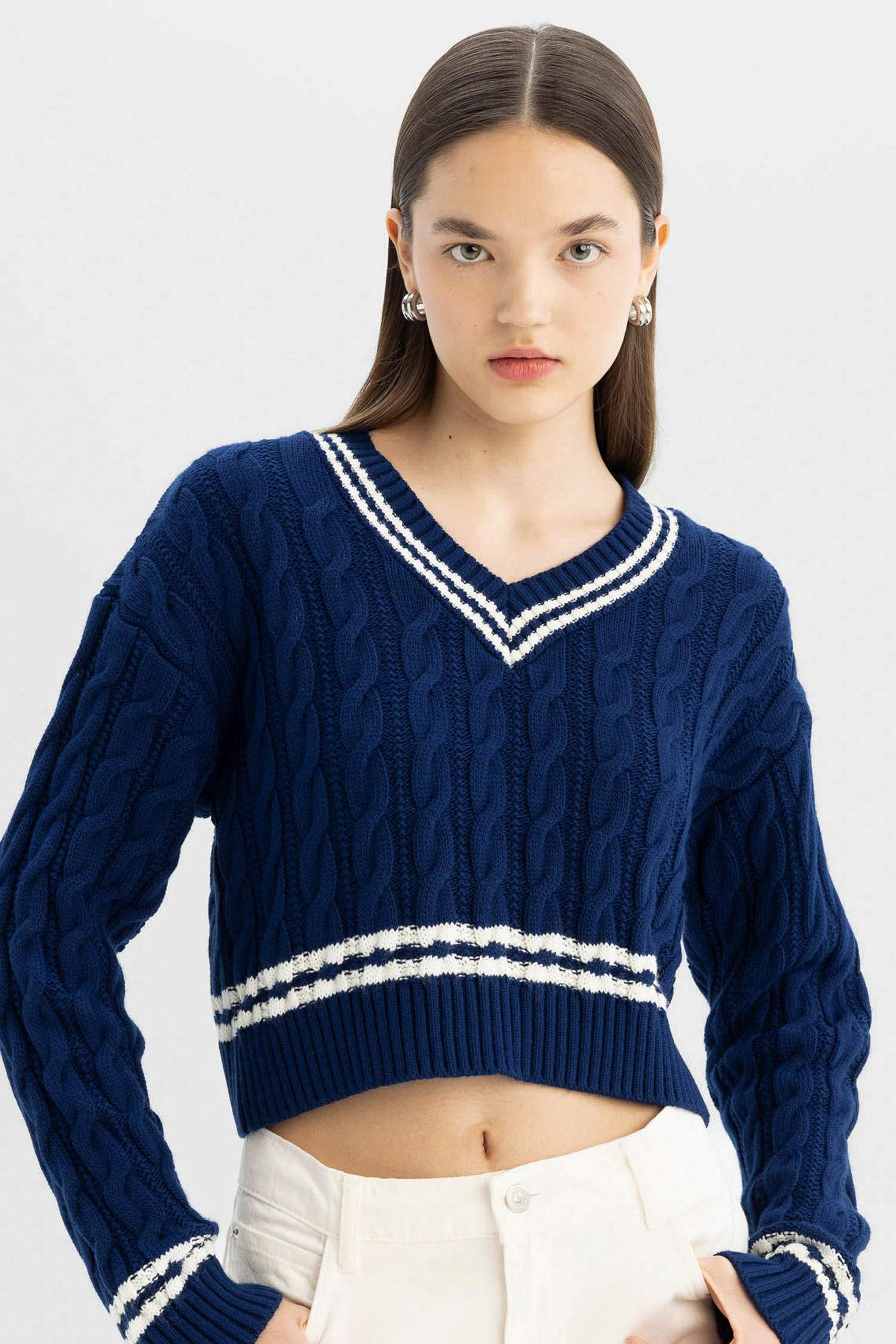 Regular Fit V Yaka Saç Örgülü Çizgi Triko Kazak