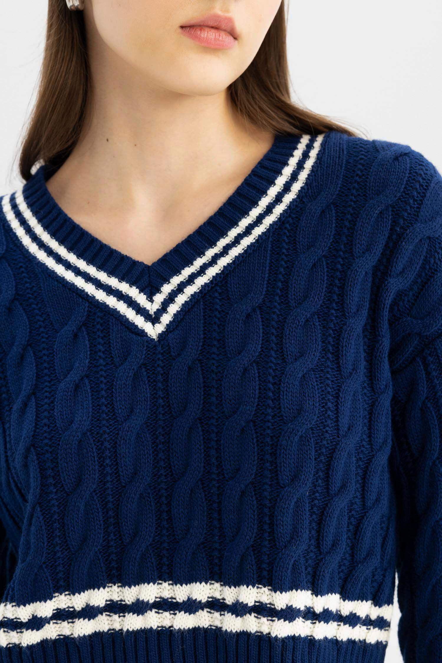 Regular Fit V Yaka Saç Örgülü Çizgi Triko Kazak