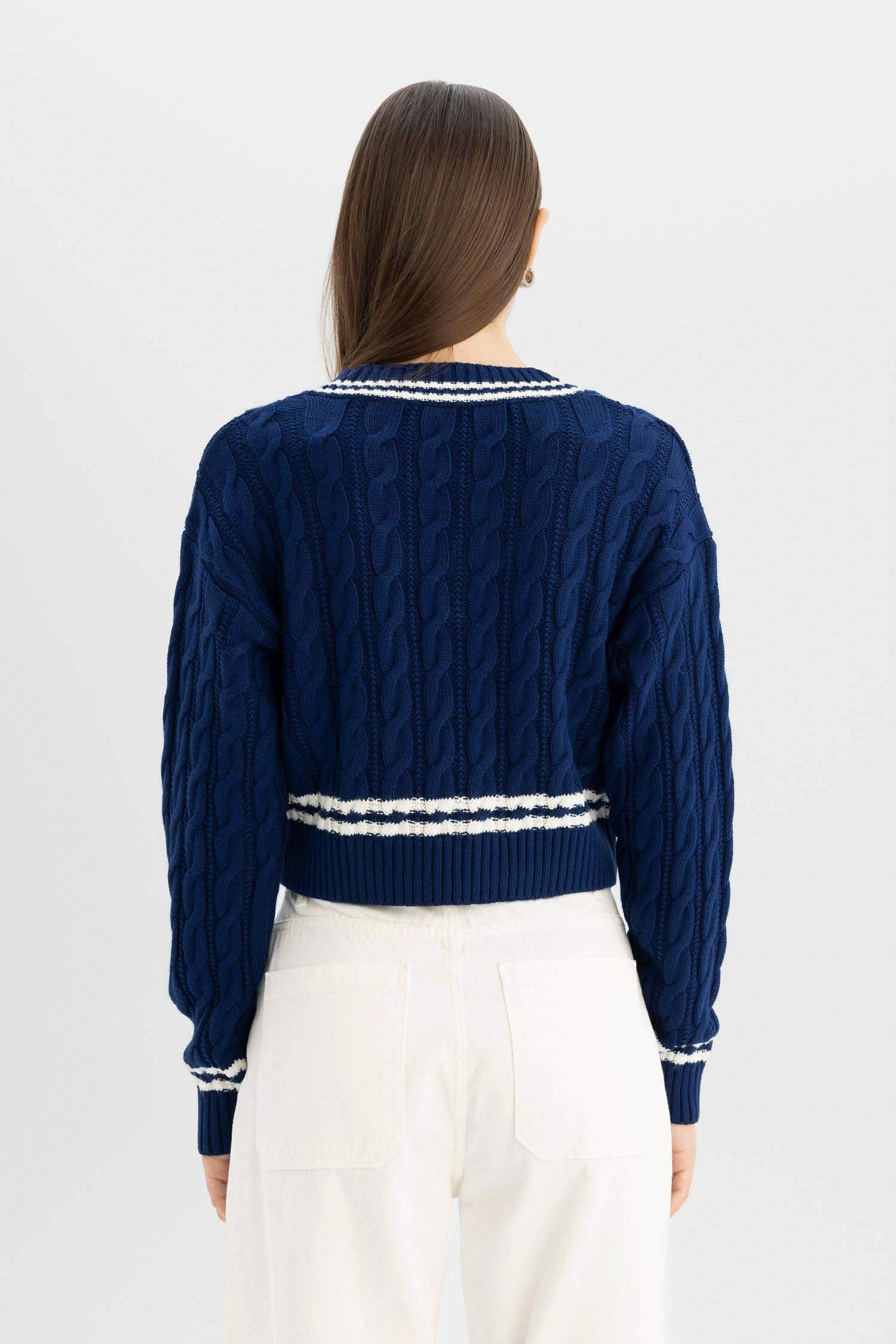 Regular Fit V Yaka Saç Örgülü Çizgi Triko Kazak