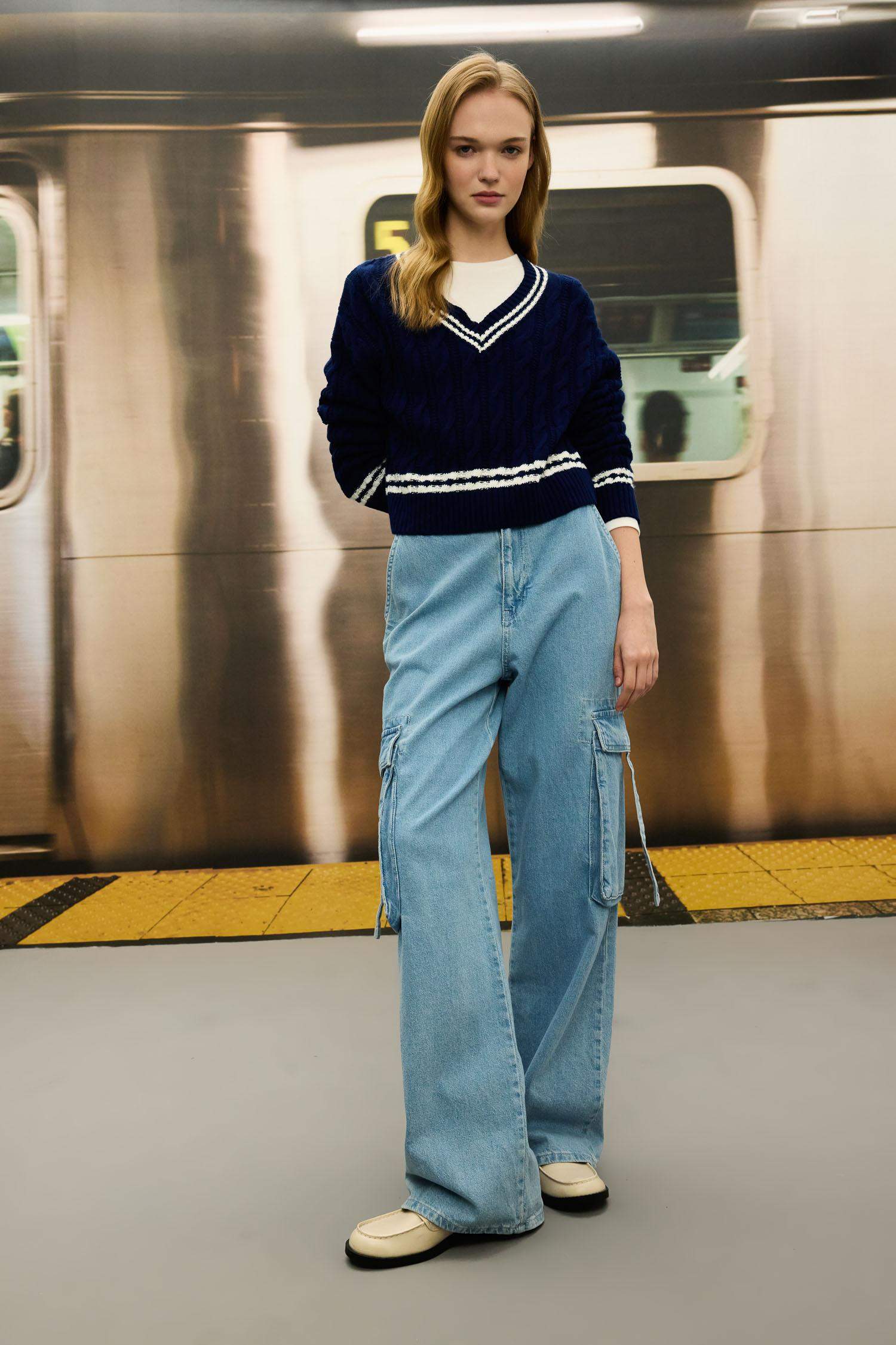 Regular Fit V Yaka Saç Örgülü Çizgi Triko Kazak