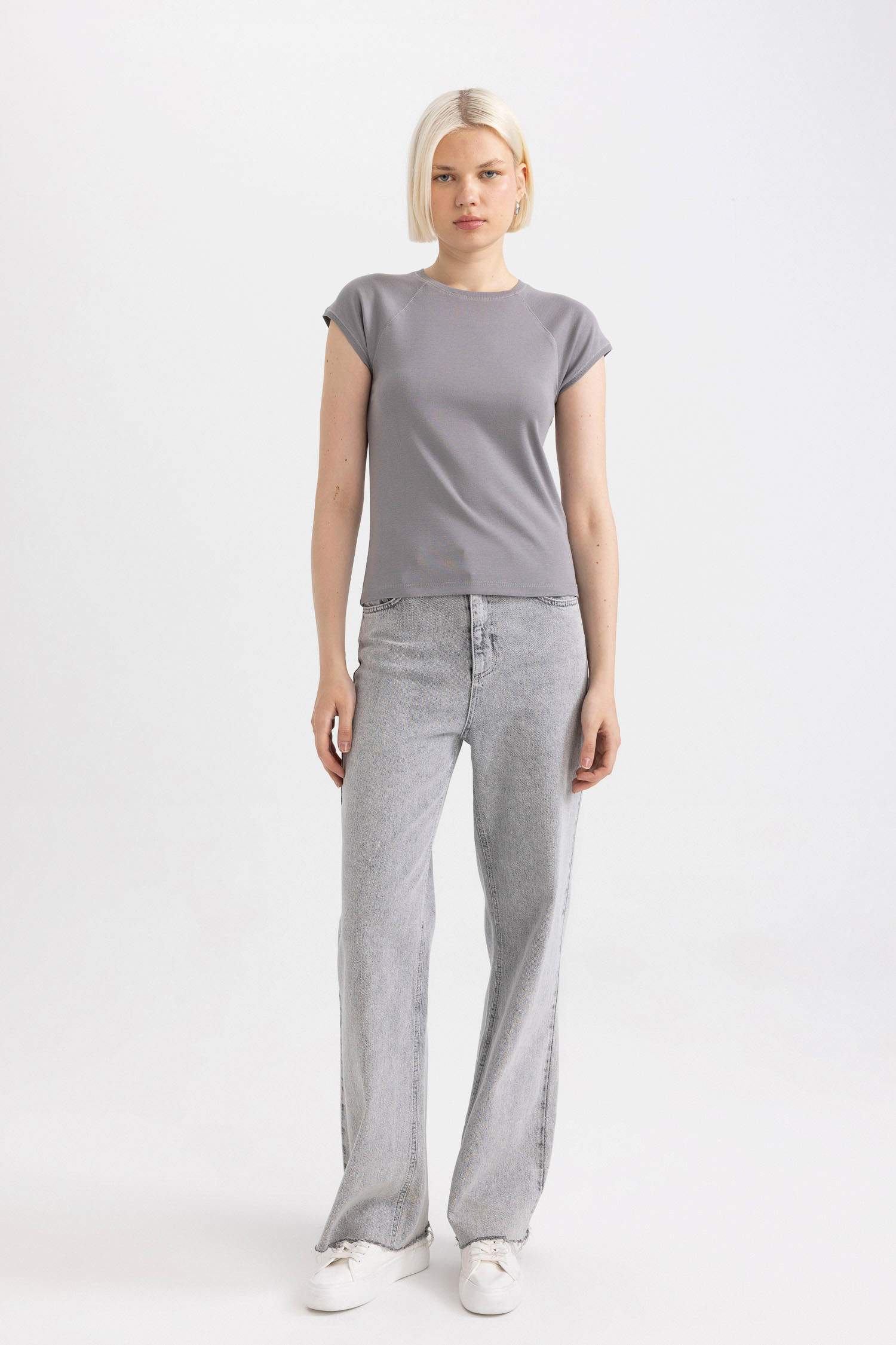 Футболка приталенного кроя с круглым вырезом