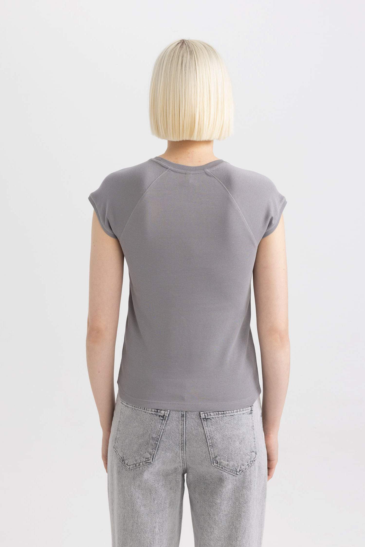 Футболка приталенного кроя с круглым вырезом