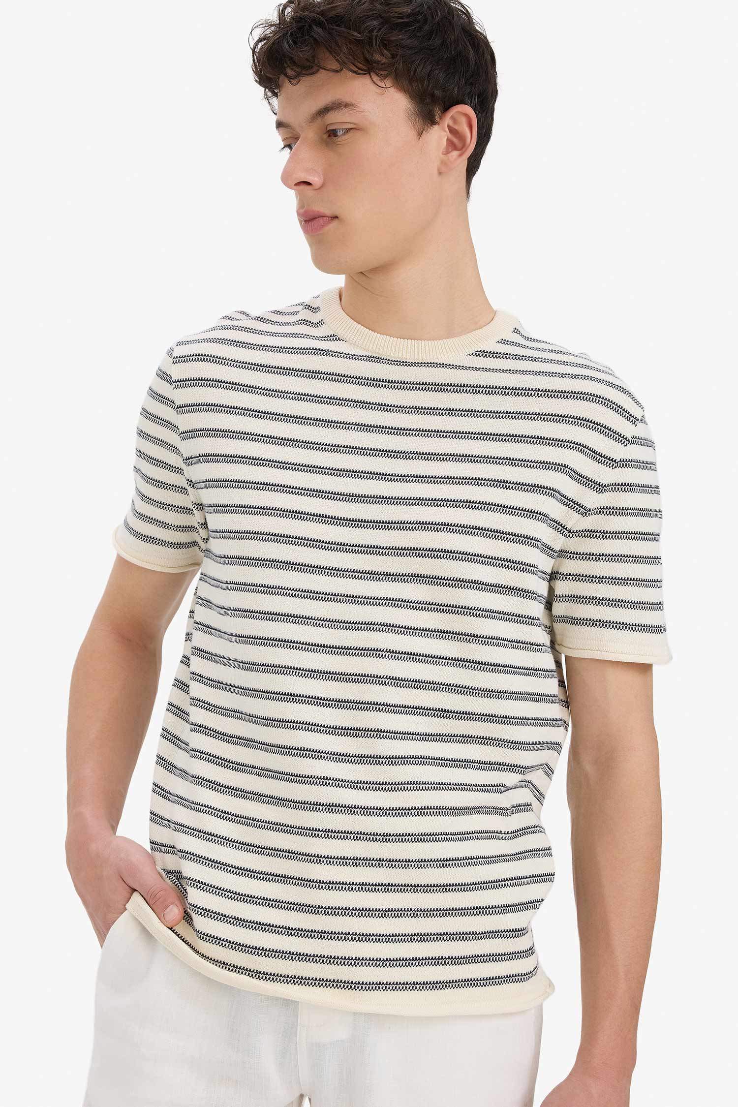 T-shirt en tricot rayé à col rond et manches courtes Coupe décontractée