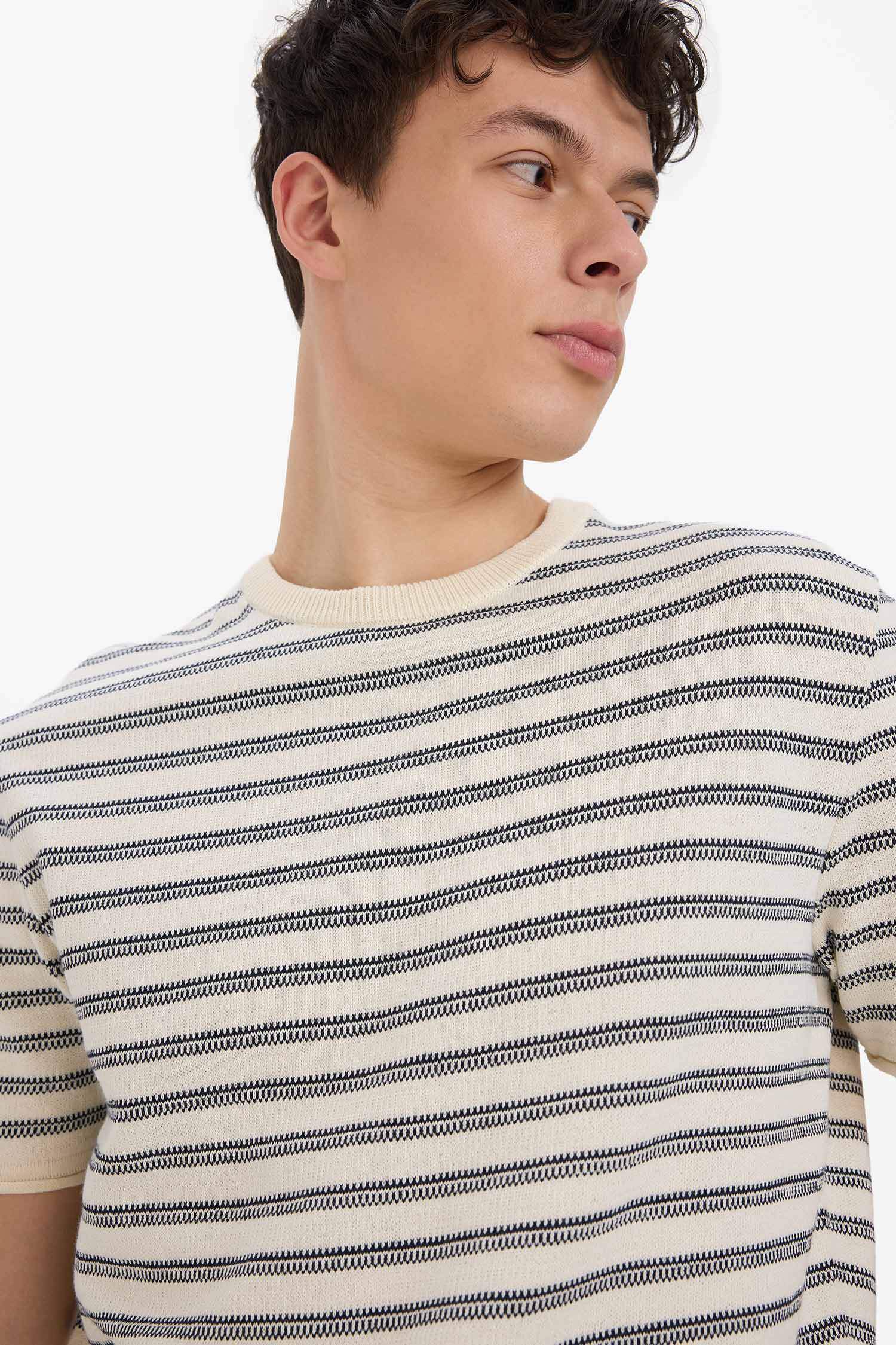 T-shirt en tricot rayé à col rond et manches courtes Coupe décontractée