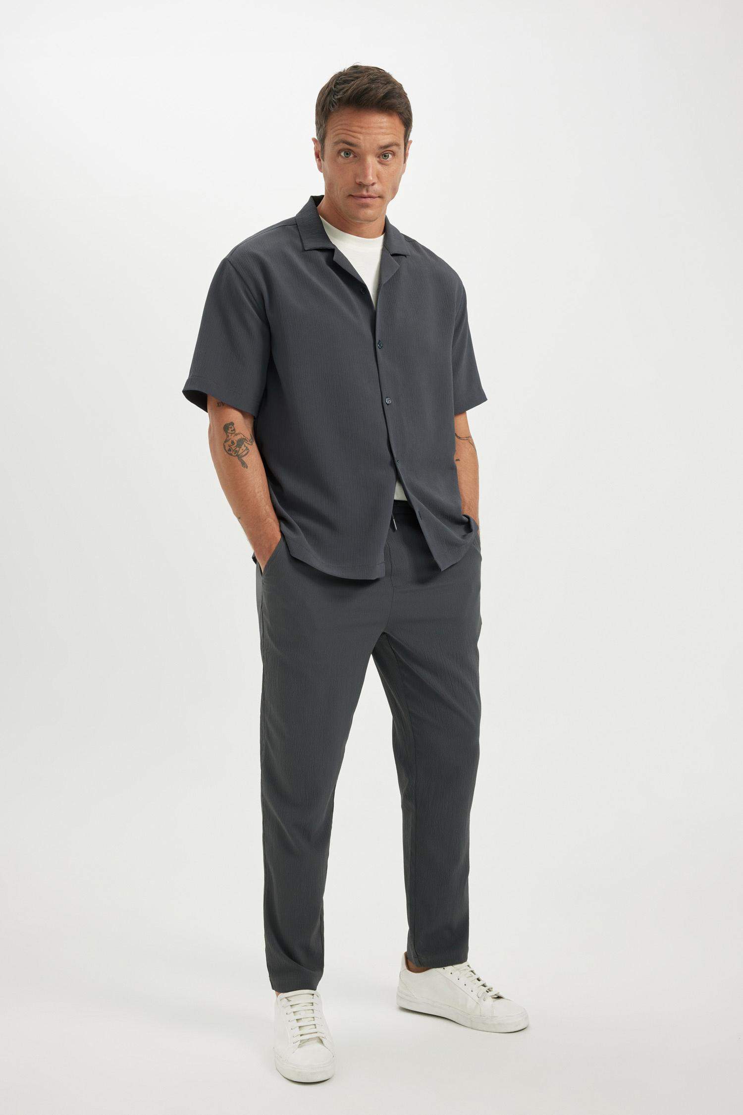 Chemise Coupe Relax à Manches Courtes en Tissu Froissé Col Polo