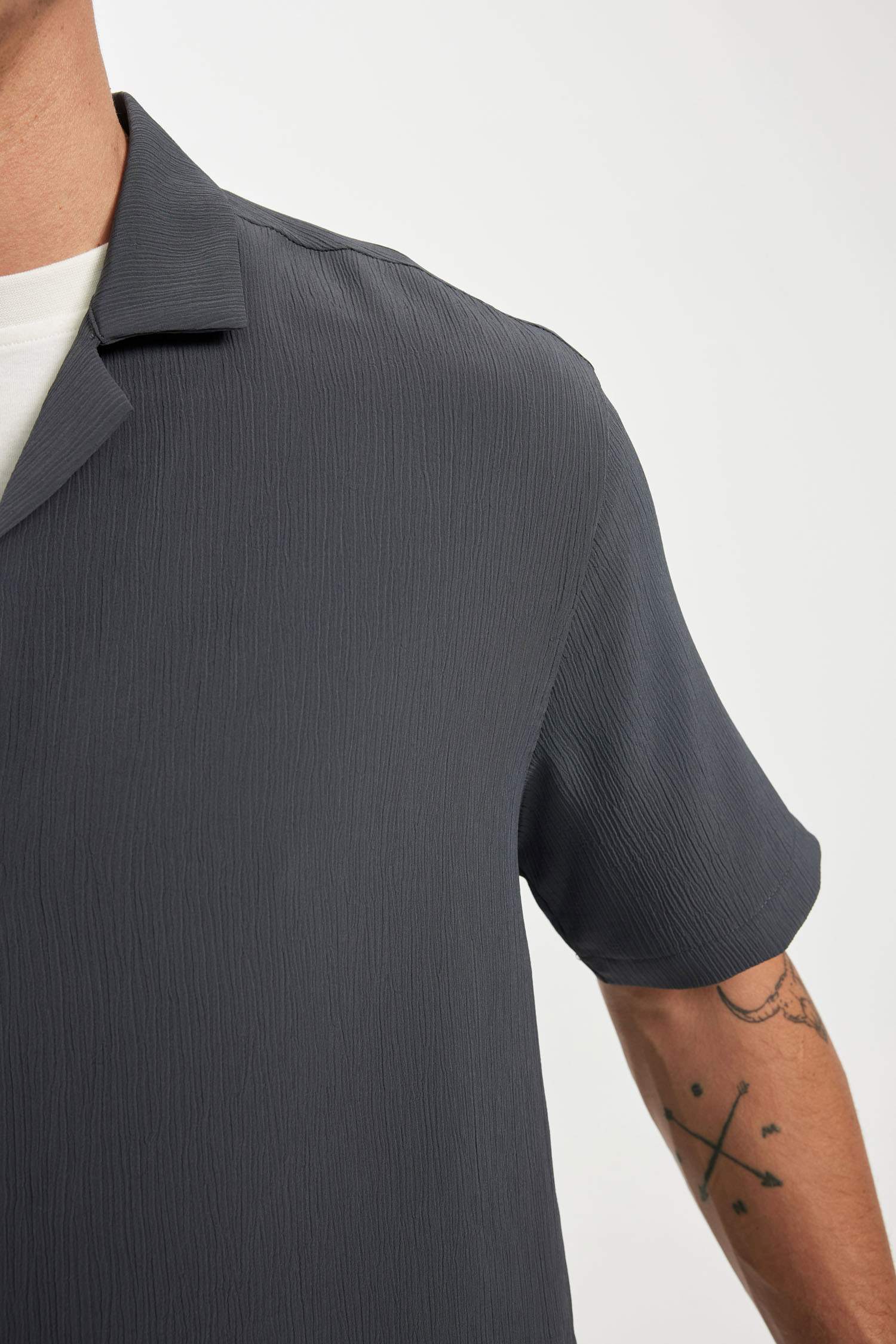 Chemise Coupe Relax à Manches Courtes en Tissu Froissé Col Polo