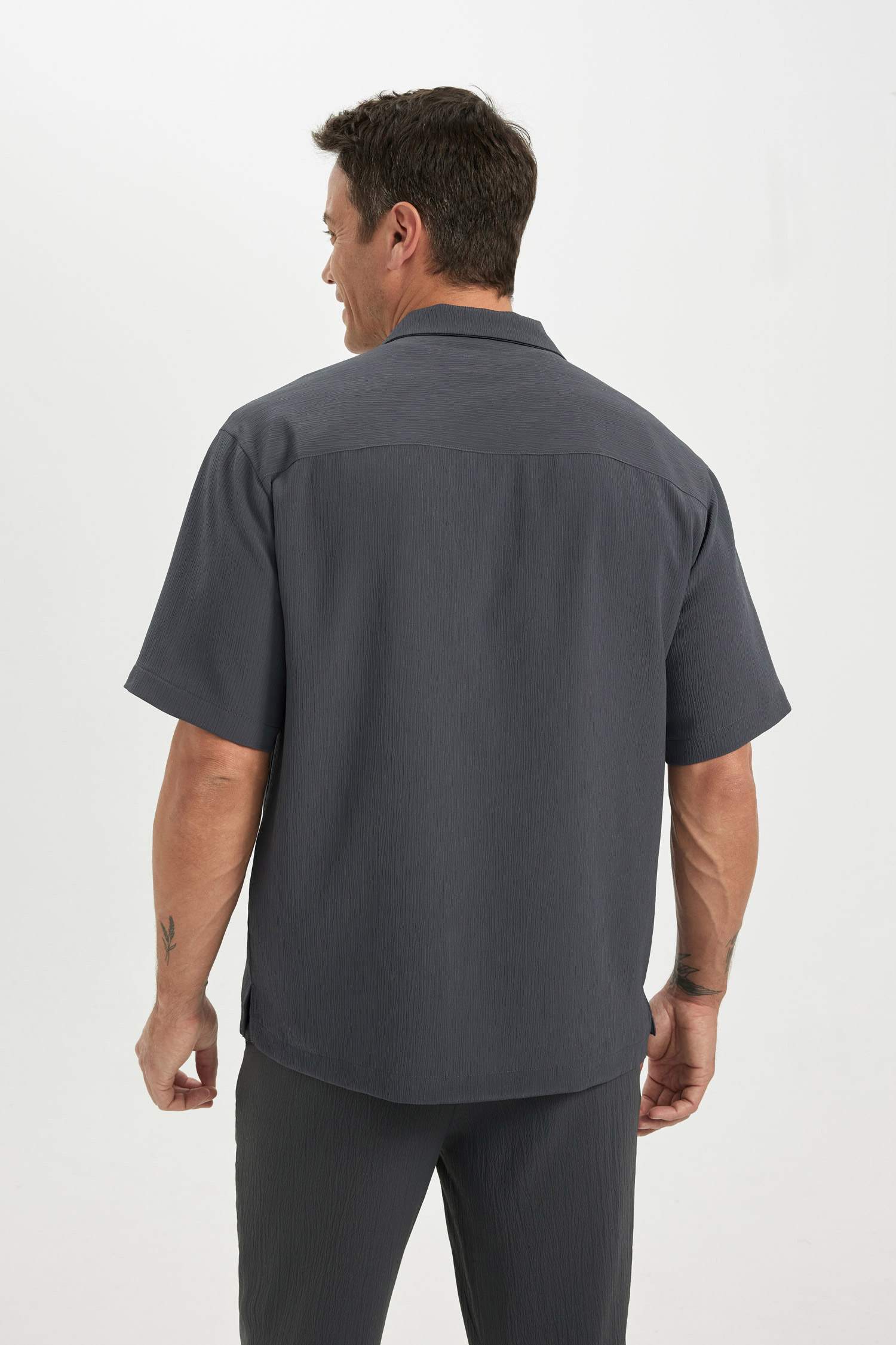 Chemise Coupe Relax à Manches Courtes en Tissu Froissé Col Polo