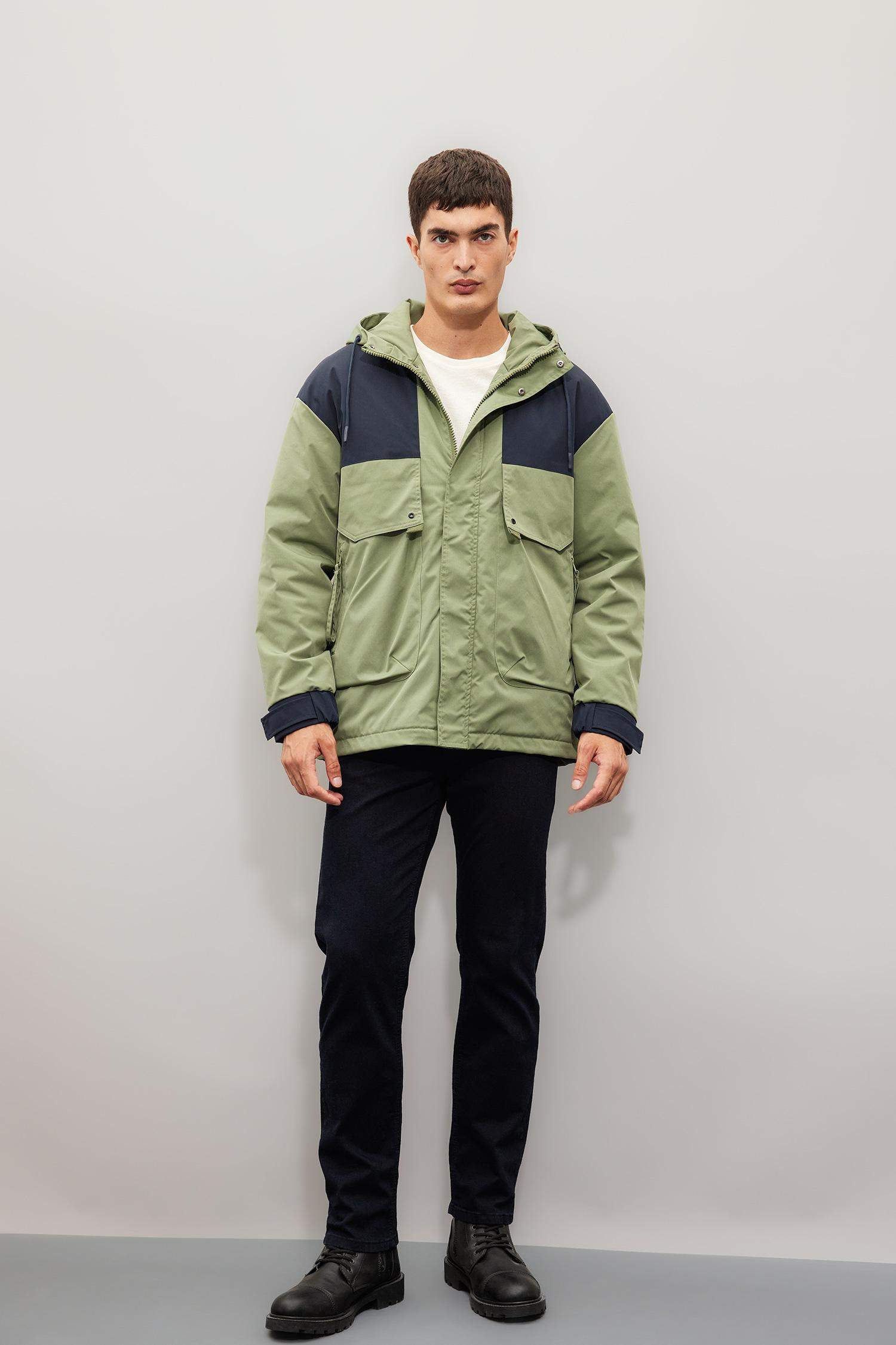 Regular Fit Kapüşonlu Fermaurlı Cepli Mont