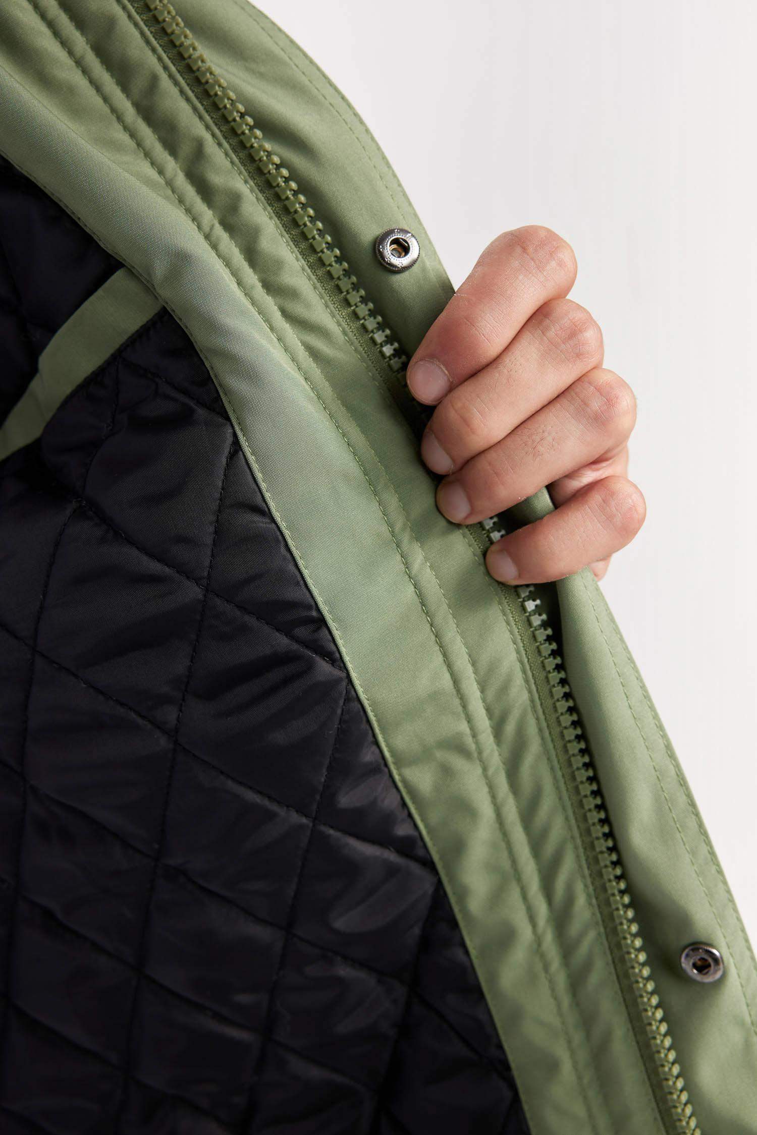 Regular Fit Kapüşonlu Fermaurlı Cepli Mont