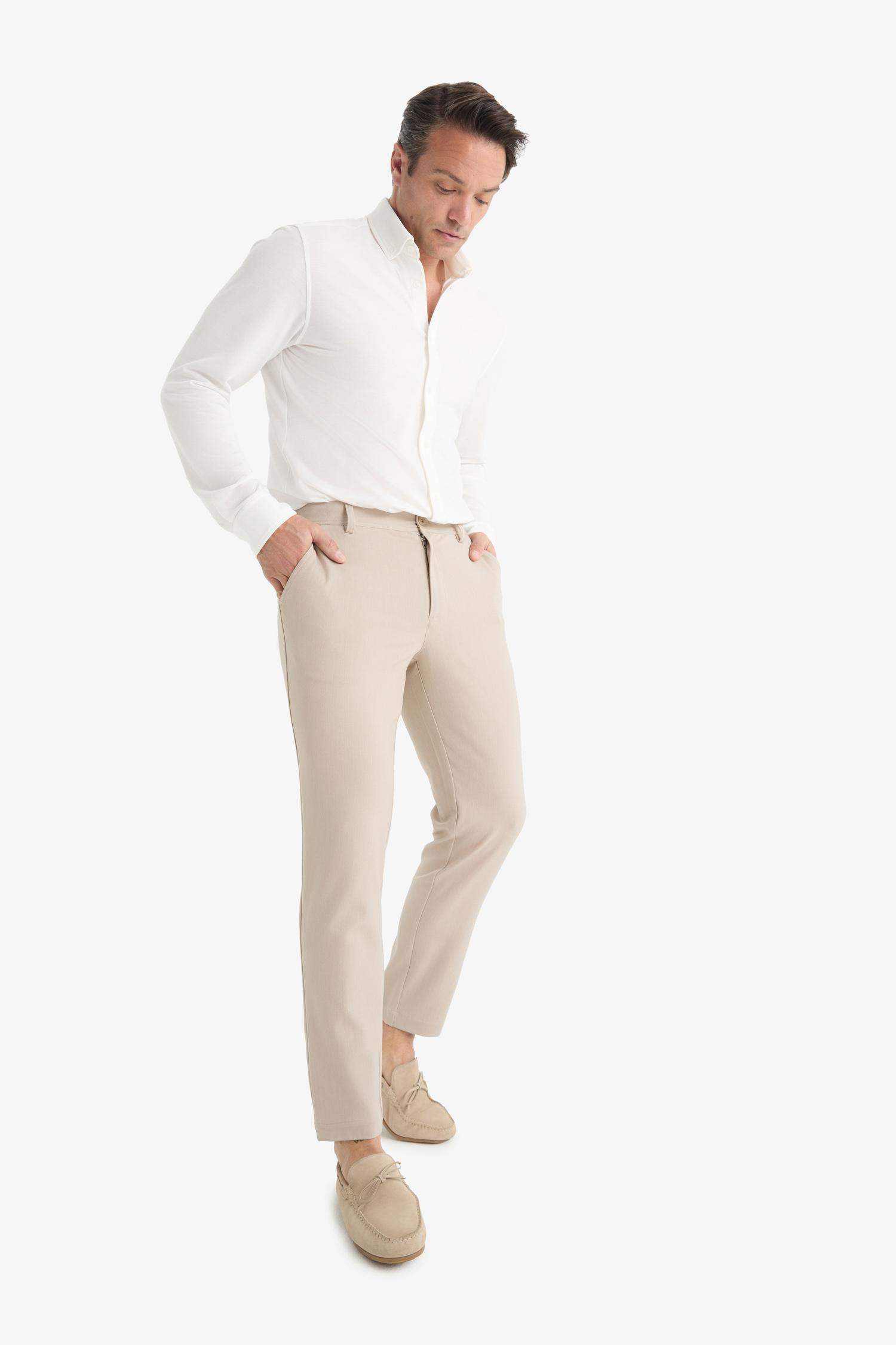 Брюки Tailored Fit с прямыми штанинами, которые тянутся в любом направлении, и карманами из мягкой ткани