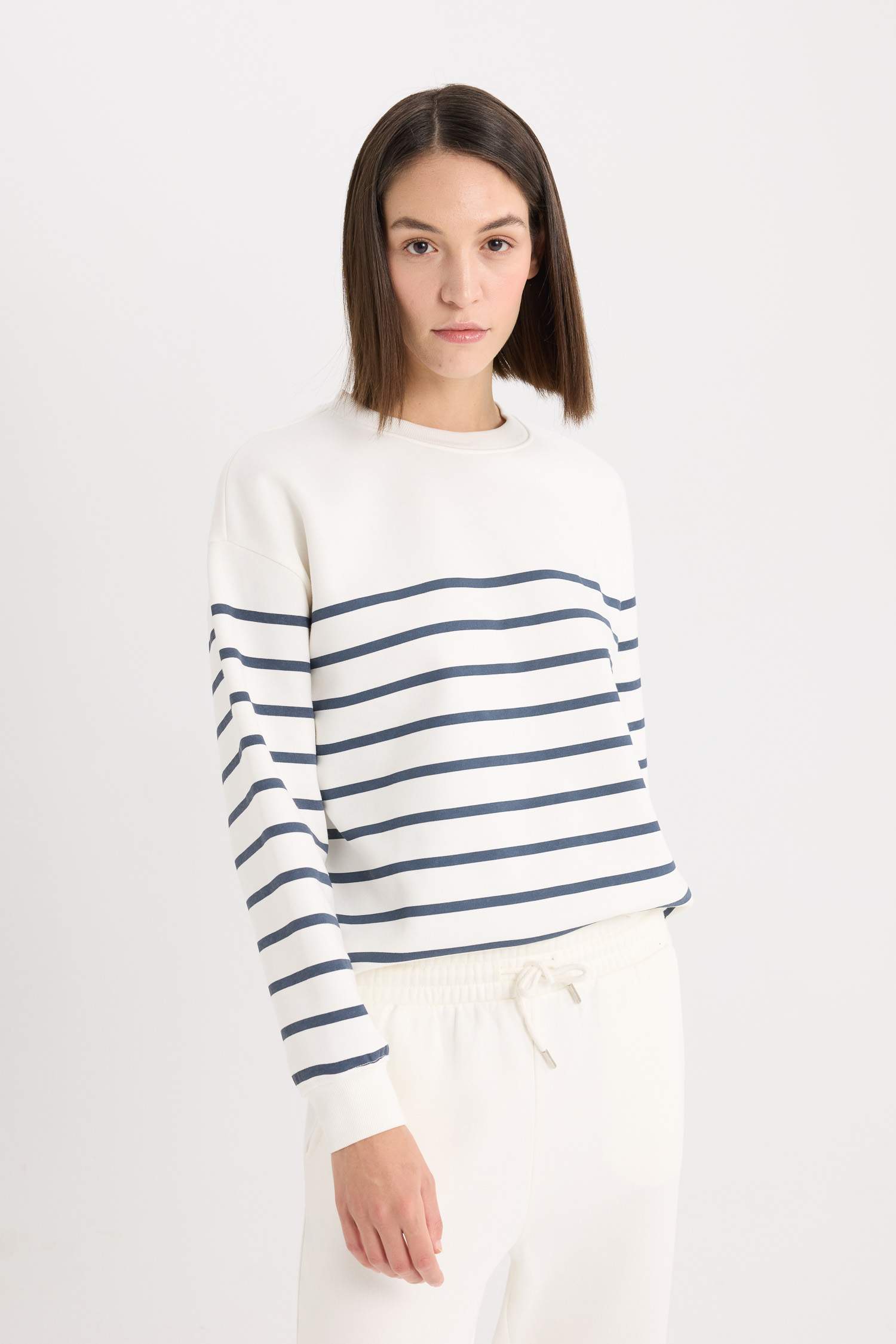 релакс пішімі негізгі дөңгелек жаға Свитер