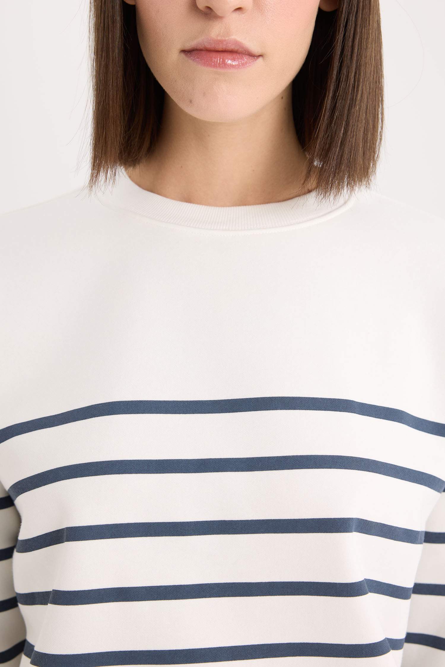 релакс пішімі негізгі дөңгелек жаға Свитер