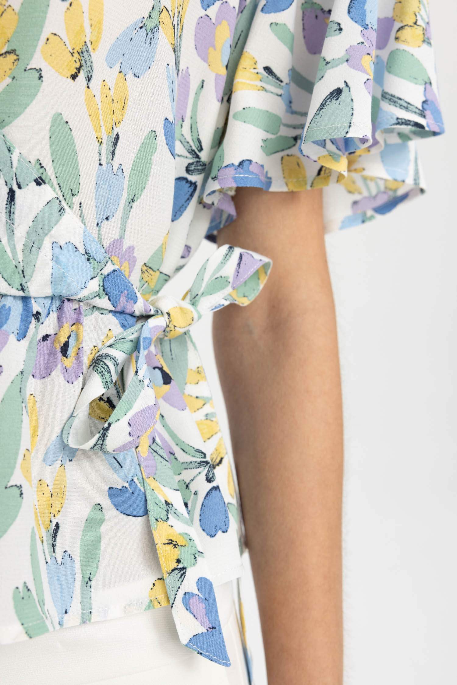 Fitted Kruvaze Yaka Çiçekli Maroken Kısa Kollu Bluz