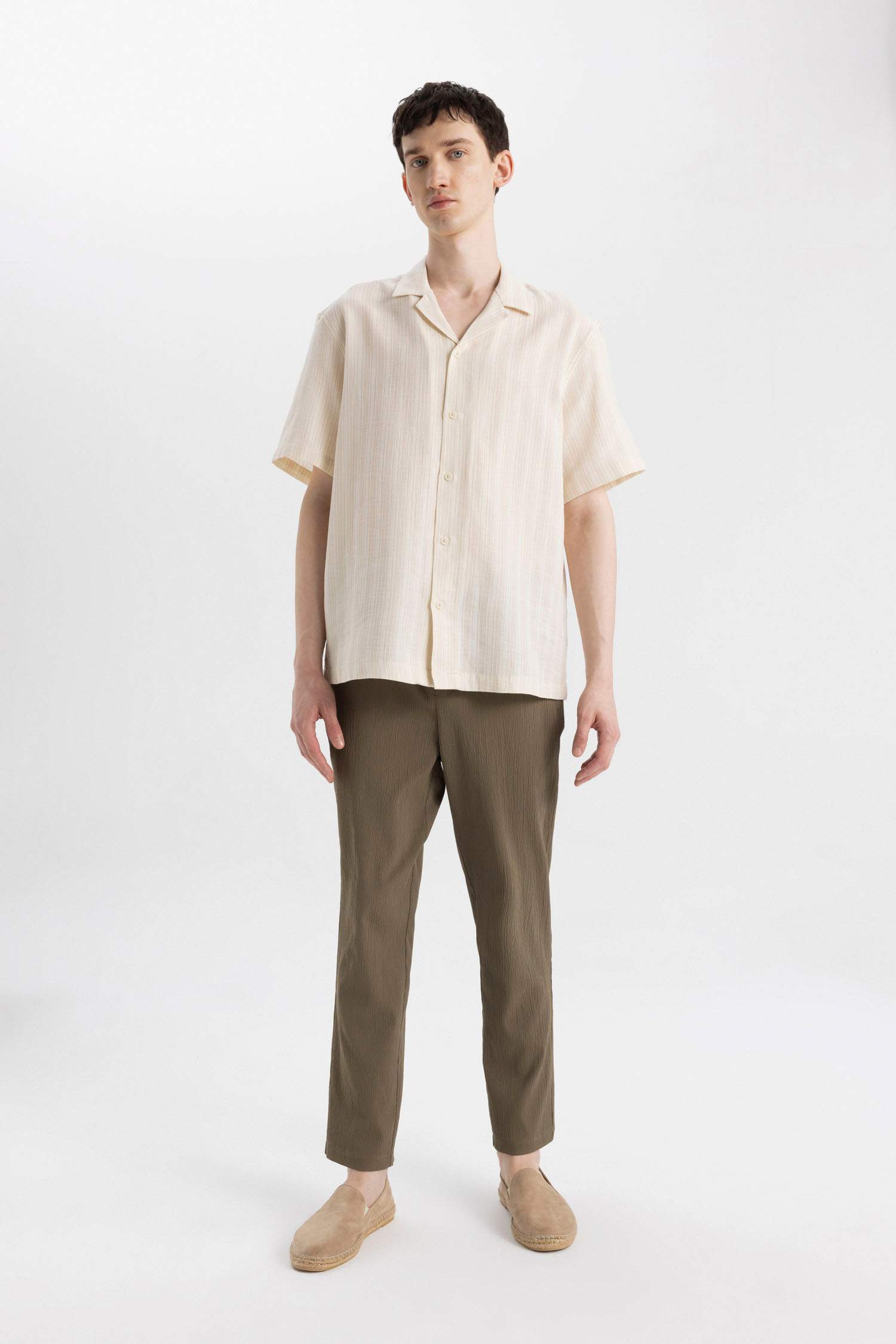 قميص بولو نص كم قصة مريحة برقبة جاكيت