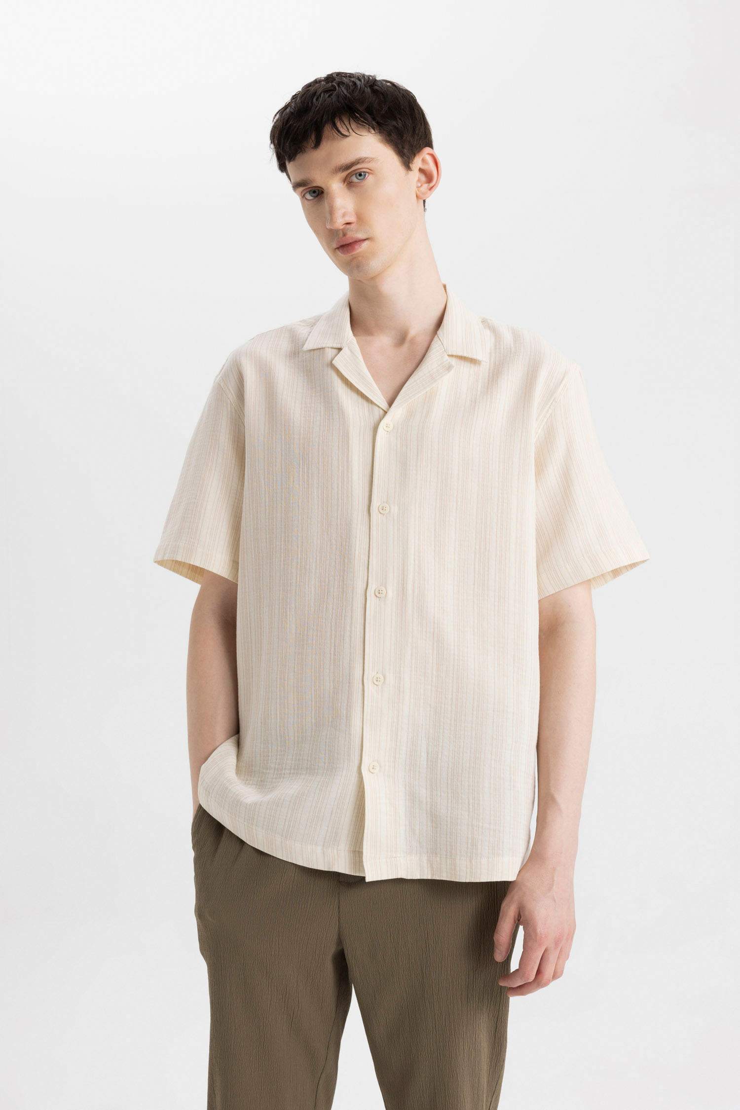 قميص بولو نص كم قصة مريحة برقبة جاكيت