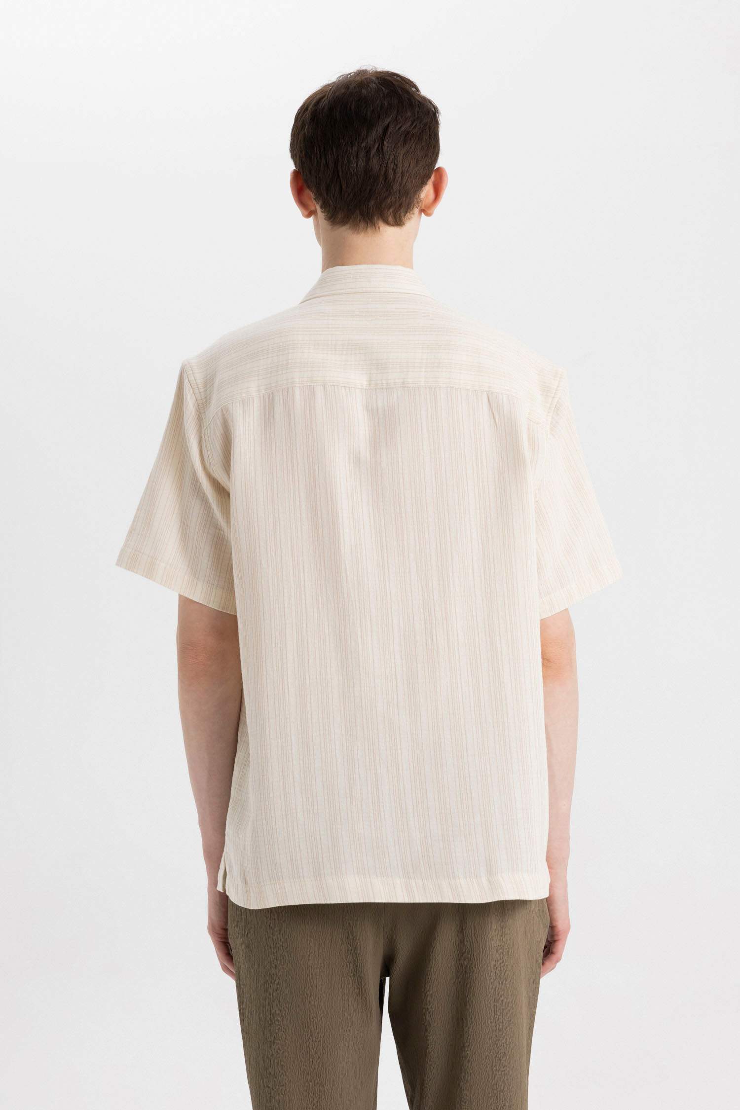 قميص بولو نص كم قصة مريحة برقبة جاكيت