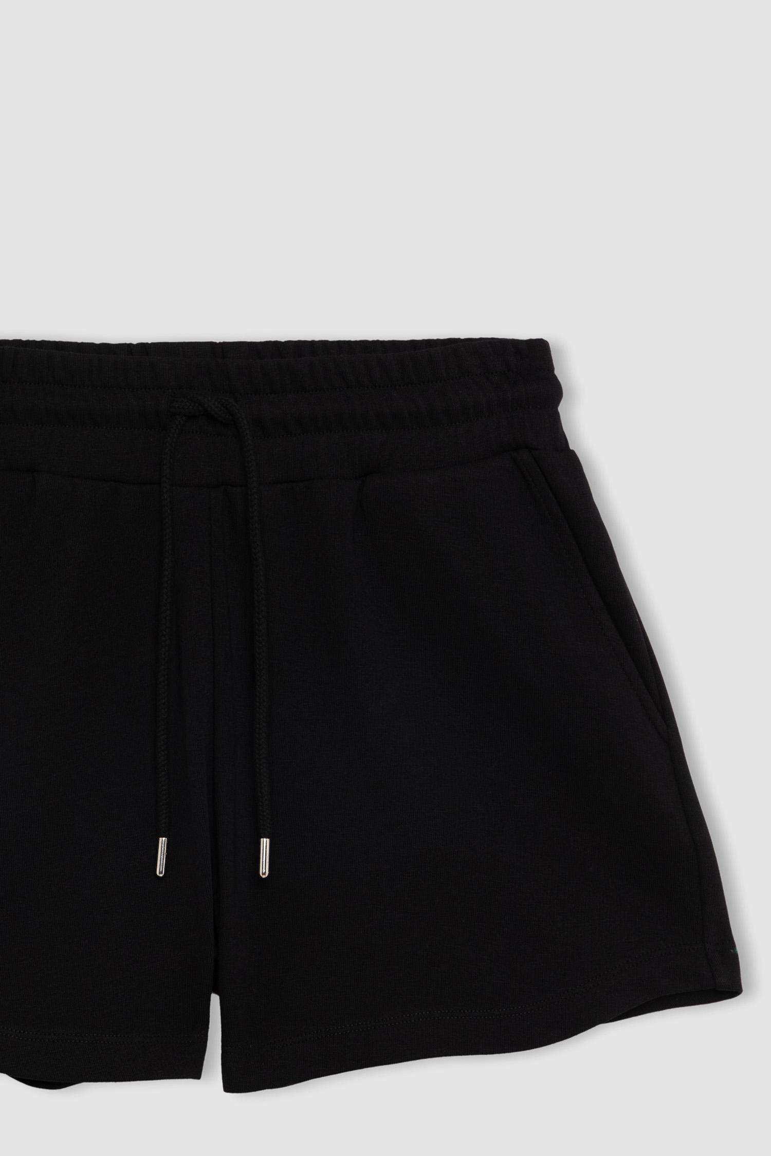 شورت قصير بخصر عادي قصة عادية