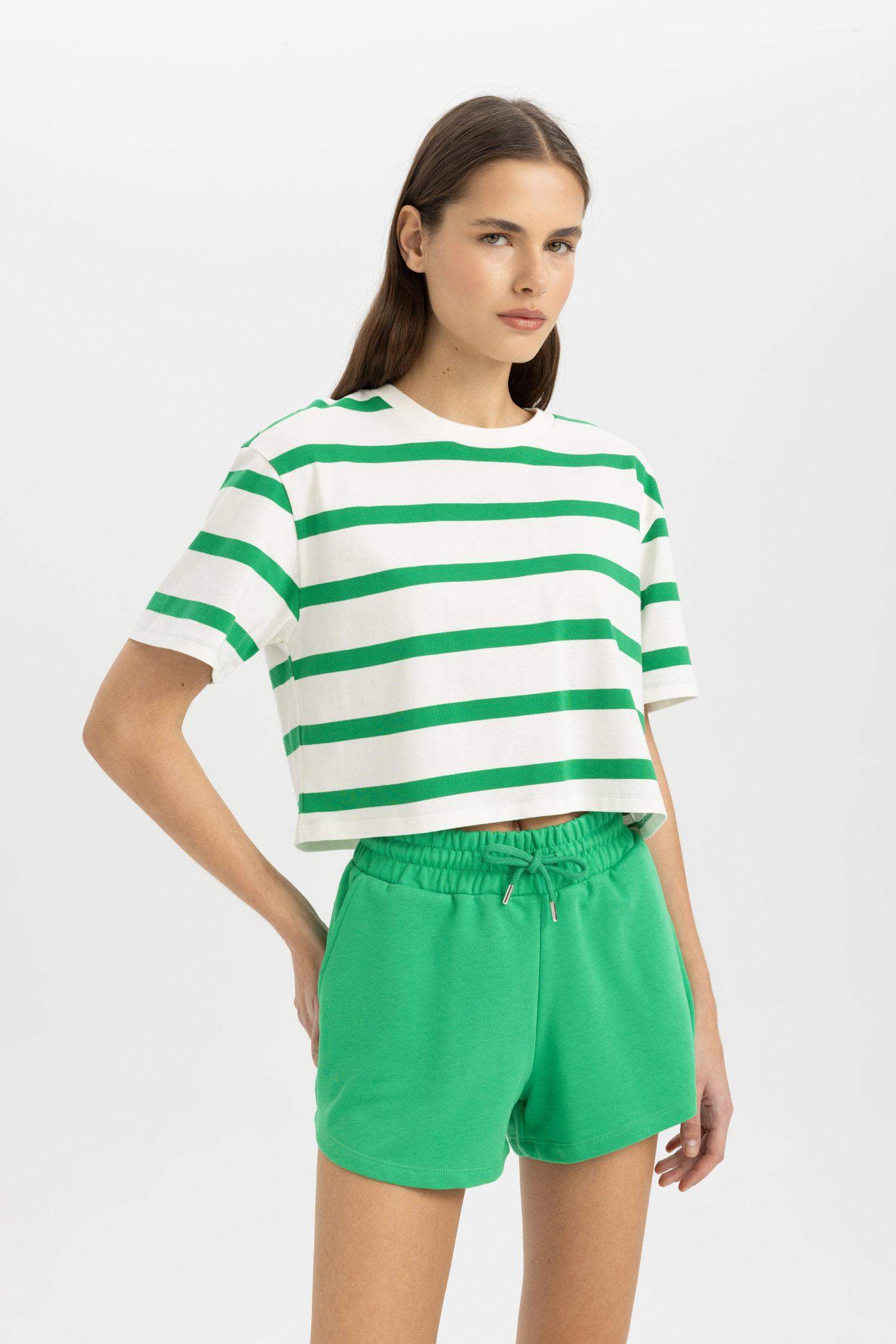 شورت قصير بخصر عادي قصة عادية