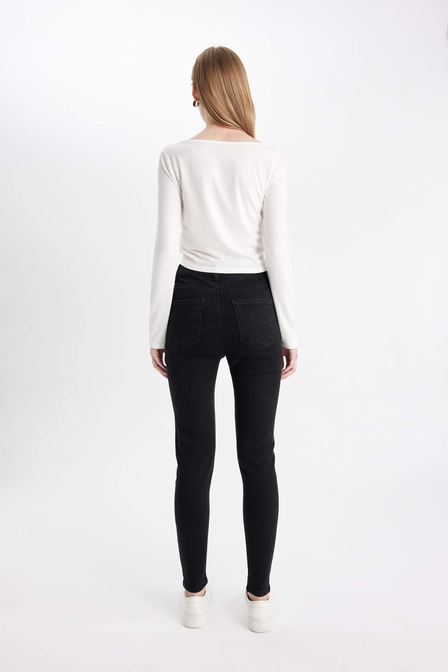 بنطلون جينز سكيني فيت برجل ضيق وخصر عادي