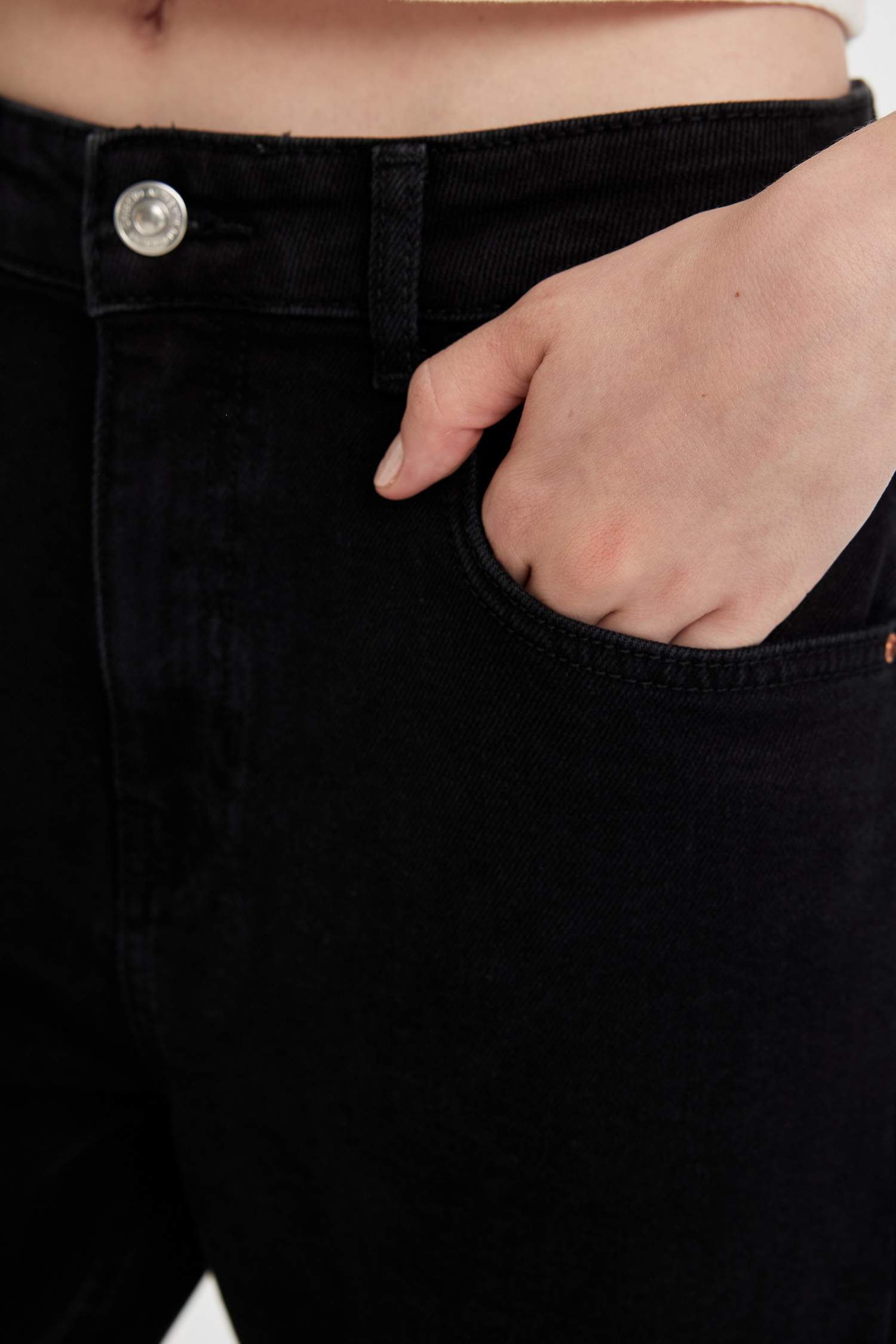 سروال جينز لينا موم فيت بخصر عالي ورجل ضيق